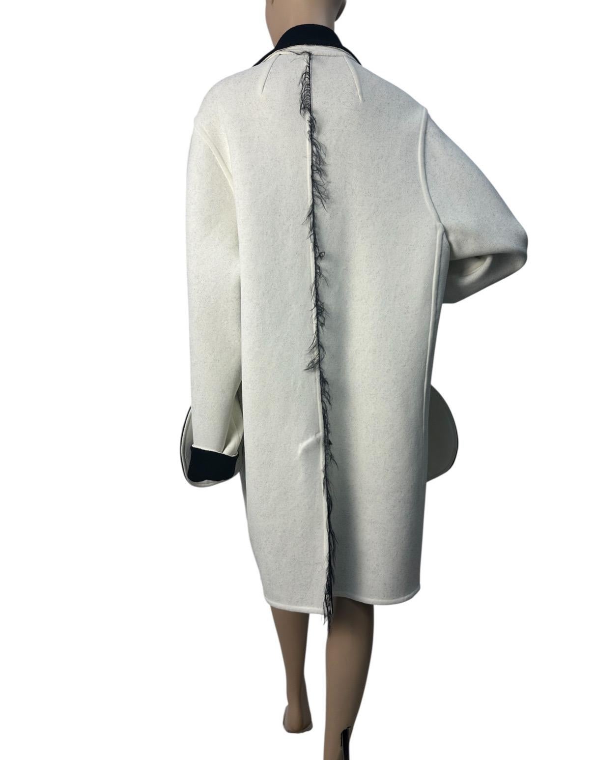 Abrigo de Pasarela Celine absolutamente impresionante y raro de la colección Pre-Fall 2014-2015, diseñado durante la época de Phoebe Philo. ¡Esta pieza es una verdadera declaración de elegancia moderna! El abrigo presenta una silueta chic de gran