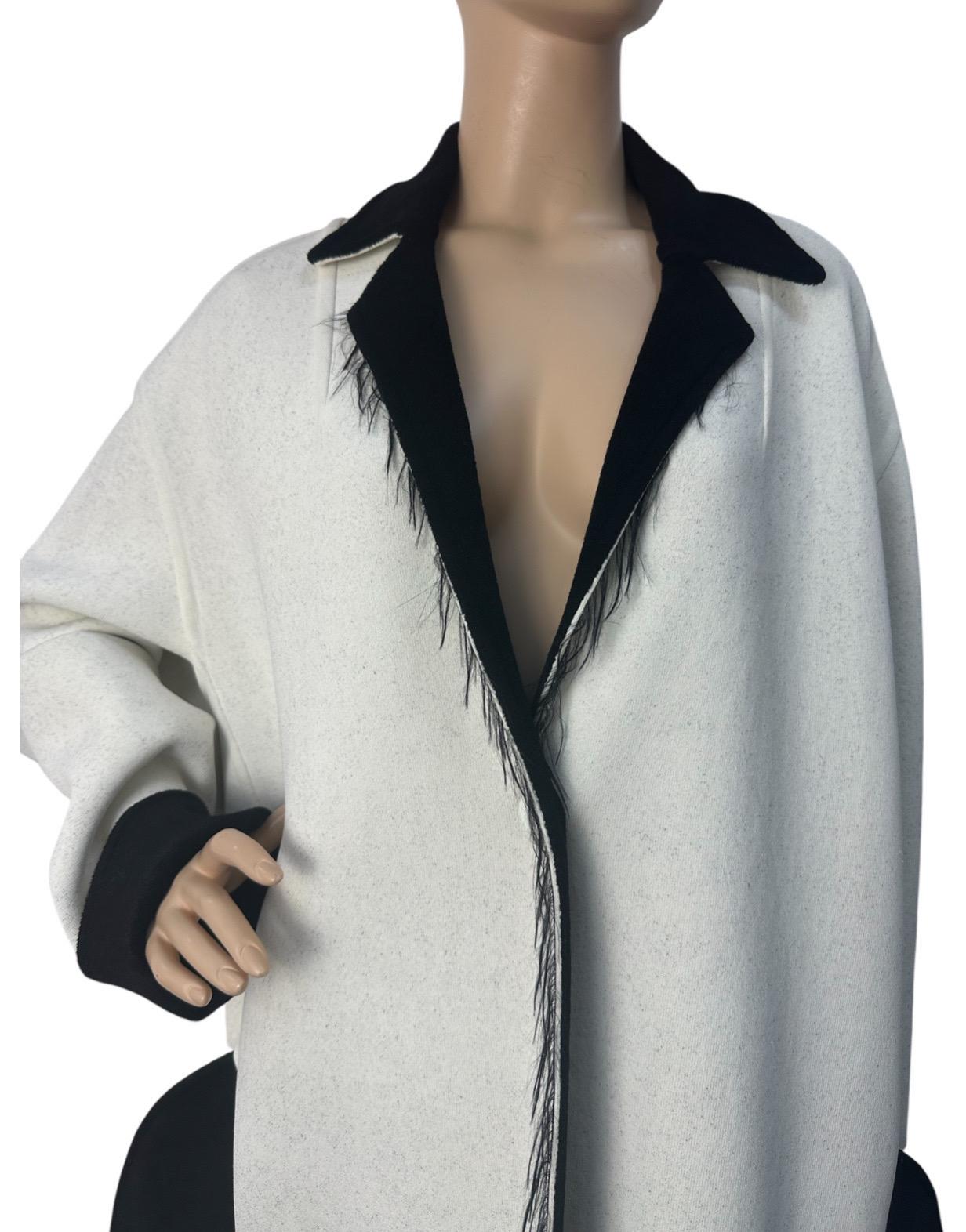 Abrigo Celine Runway Oversized Blanco Acento Negro Talla M Gris en venta