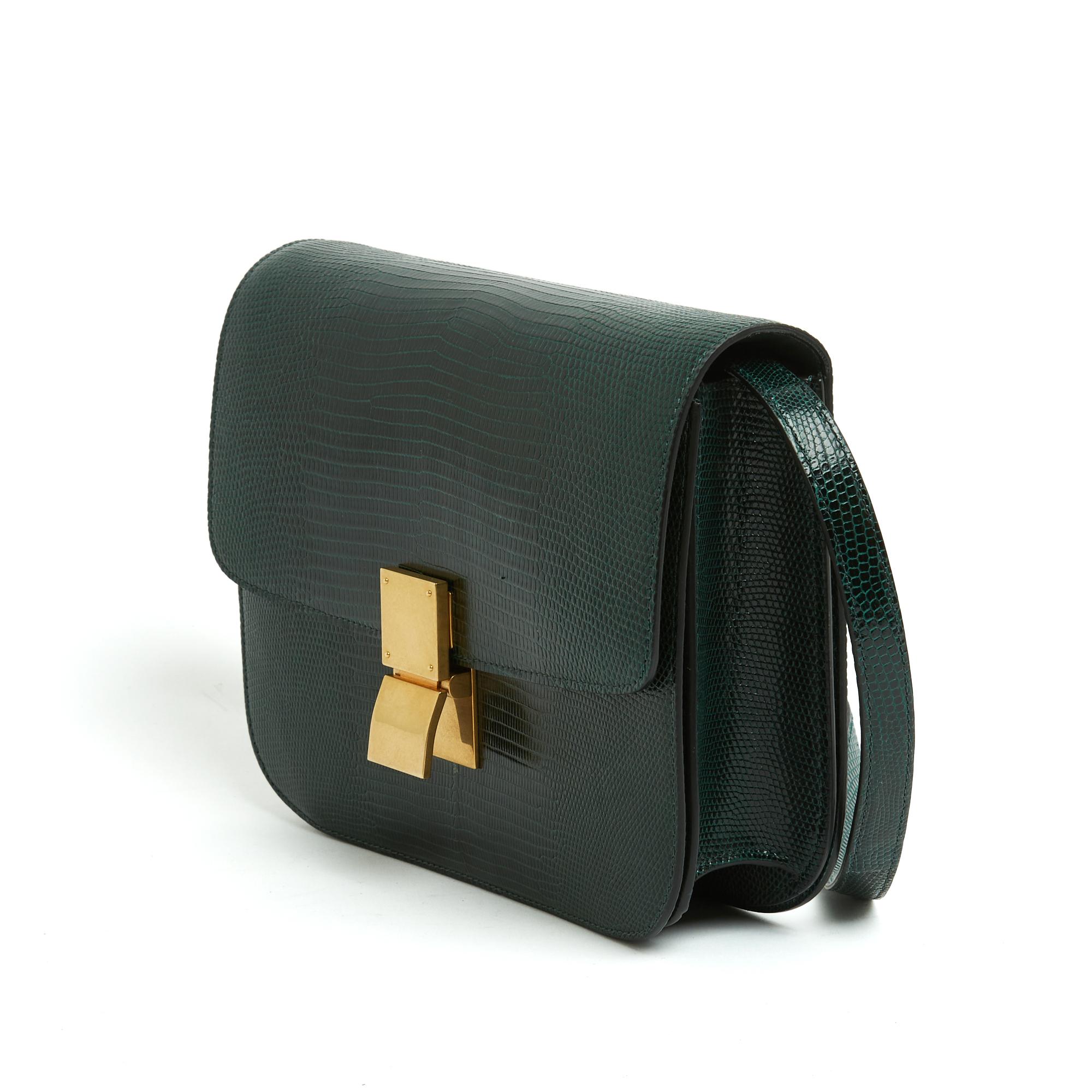 Bolso caja Céline Classic de piel de lagarto verde oscuro, cierre de solapa con broche basculante de metal dorado, doble compartimento interior con varios bolsillos de almacenamiento, asa bandolera extraíble y ajustable para llevar al hombro o