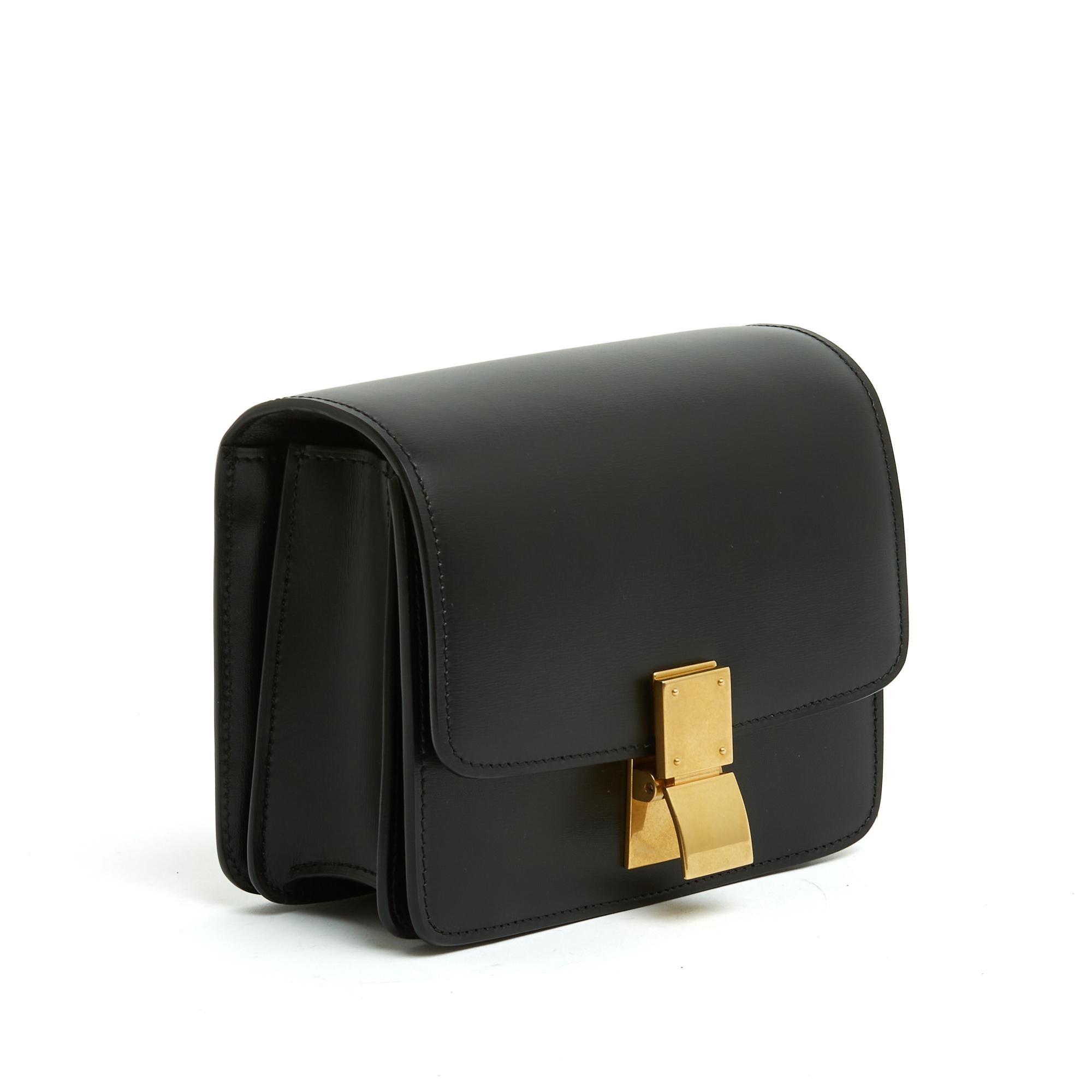 Tasche des Modells Céline Classic Box (von Phoebe Philo) im Teen-Format aus schwarzem Leder und patiniertem Goldmetall, Bügelverschluss, Innenausstattung aus schwarzem Leder mit 3 Fächern, davon 1 mit Reißverschlussfach, verstellbarer Schulterriemen