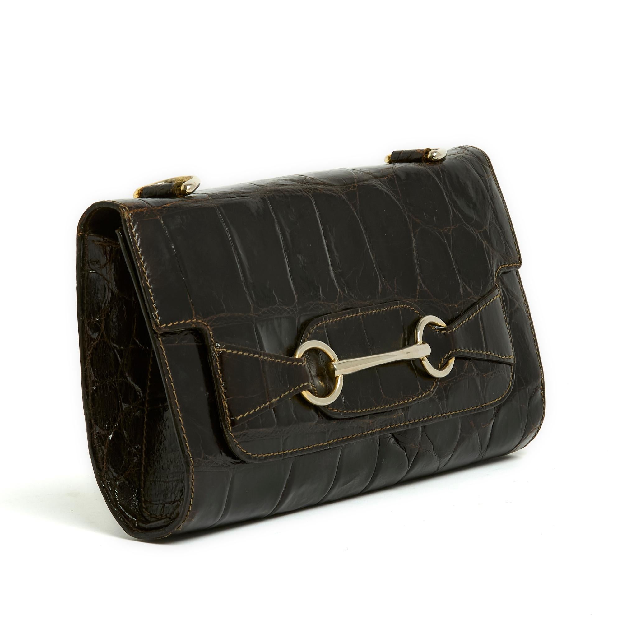 Sac Céline circa 1980 en cuir exotique marron foncé et métal doré, modèle Crécy vintage fermé par un grand rabat, intérieur en cuir coordonné avec une poche zippée et une poche plaquée, bandoulière d'origine pour porter à l'épaule uniquement, en