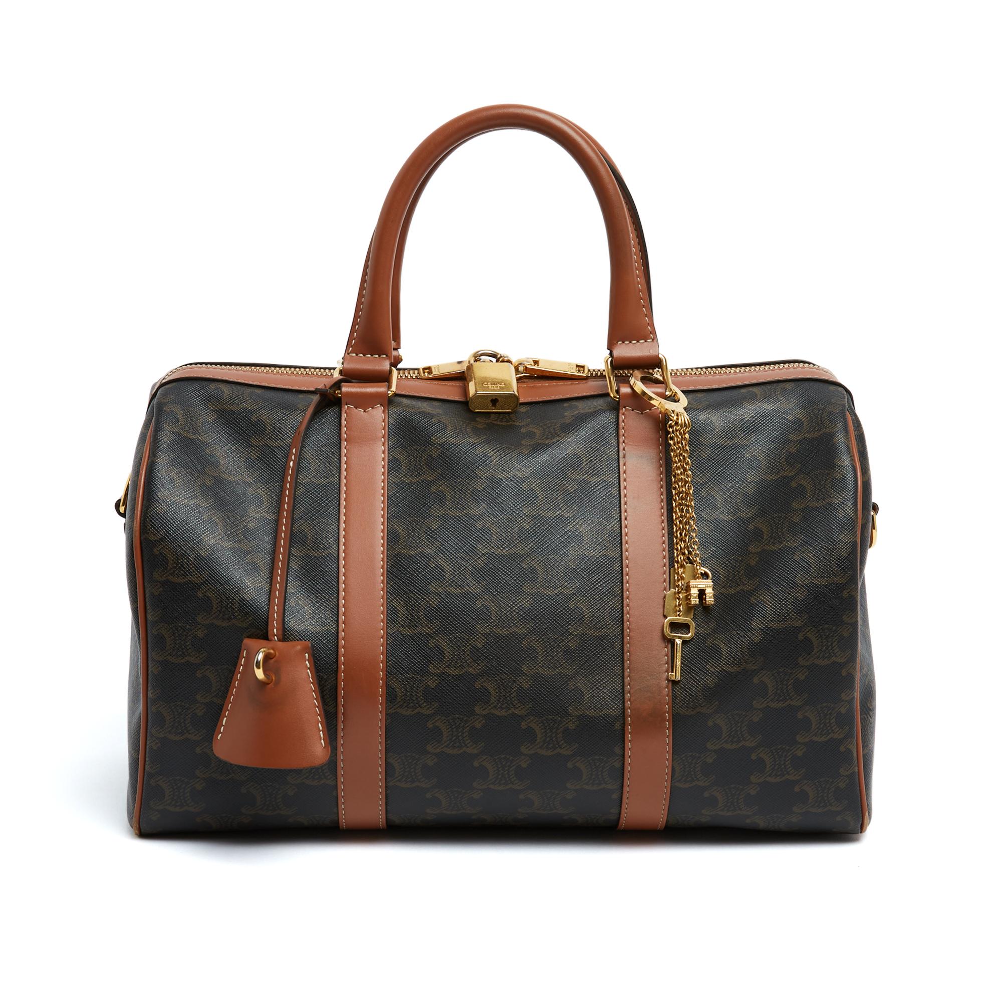 Sac à main de la collection 2025 de Celine, modèle Boston Large, en toile Triomphe et cuir couleur camel, intérieur en toile de coton marron avec une grande poche zippée, fermeture à glissière double curseur, 2 anses pour le portage à la main, 1