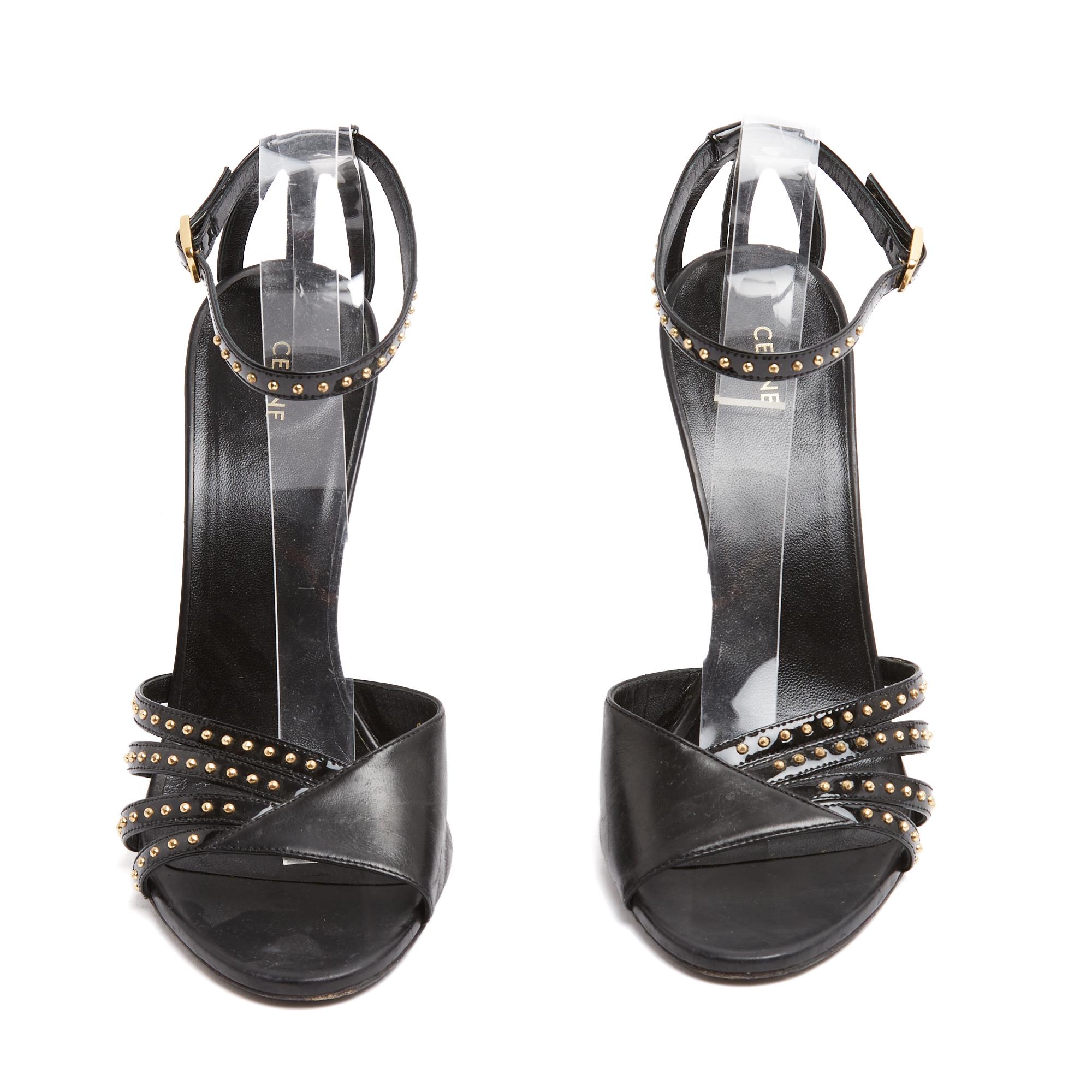 Celine Pumps von Hedi Slimane, hohe Sandalen aus dünnen schwarzen Lederriemen, die auf dem oberen Teil des Leders mit goldenen Mini-Nieten verziert sind, Verschluss am Knöchel mit einer goldenen Metallstiftschnalle, Stilettoabsatz aus schwarzem