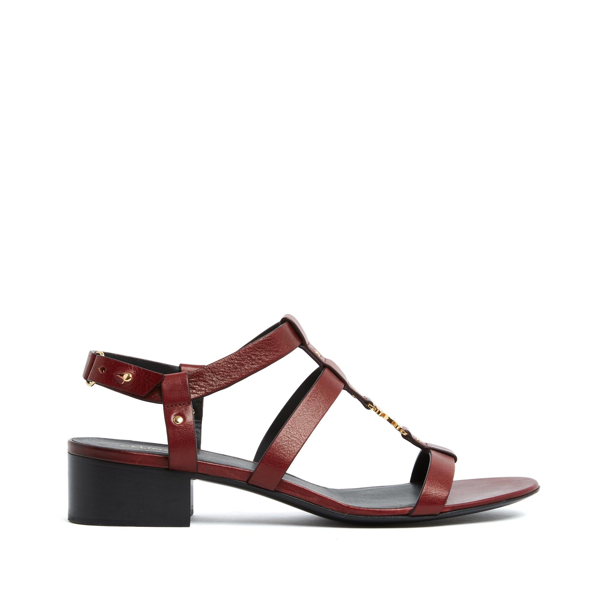 Sandales Céline par Hedi Slimane en cuir bordeaux, à fines brides, décorées d'un large logo Triomphe sur le dessus du pied, talon recouvert de cuir noir. Taille EU39 ou UK6 et US8.5, talon de 4 cm, semelle intérieure de 24,7 cm. Les sandales ont été