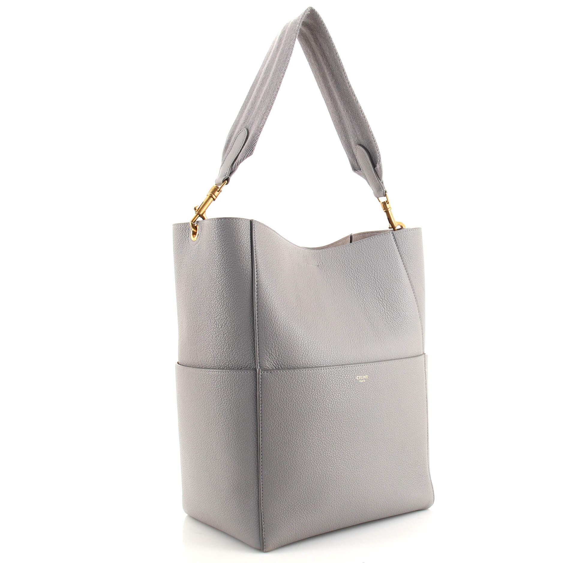 Condition: Very good. Moderate wear on base corners, small glue stains on front and strap, wear and pilling on strap. Cracking on strap base and opening wax edges, wear and stains in front pocket and interior, scratches on hardware.
Accessories: