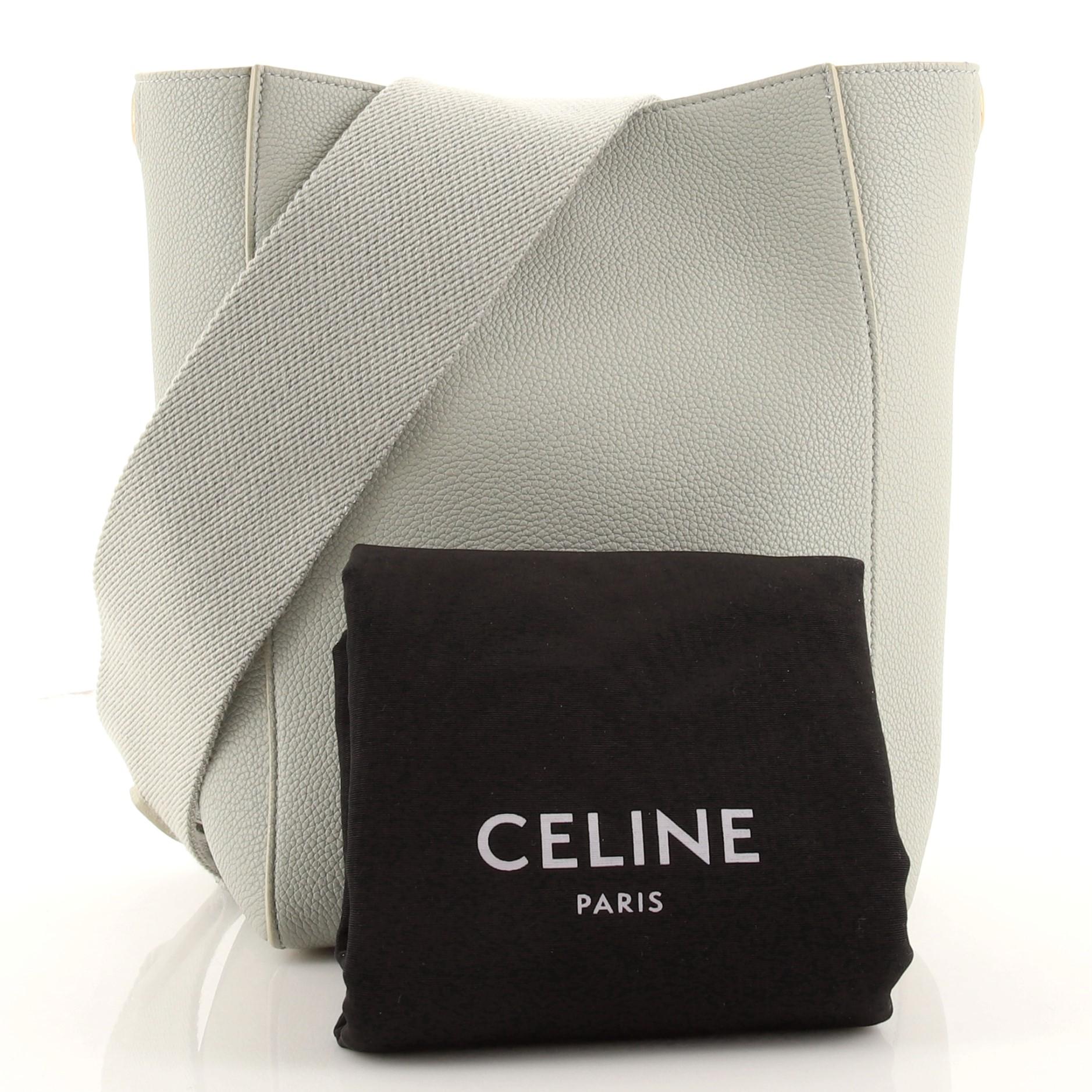Zustand: Sehr gut. Minor wear and darkening on base corners, side opening edges and in interior, cracking on opening wax edges. Wear and pilling on strap, small glue stains on interior base, scratches on hardware.
Accessories: Dust Bag, With