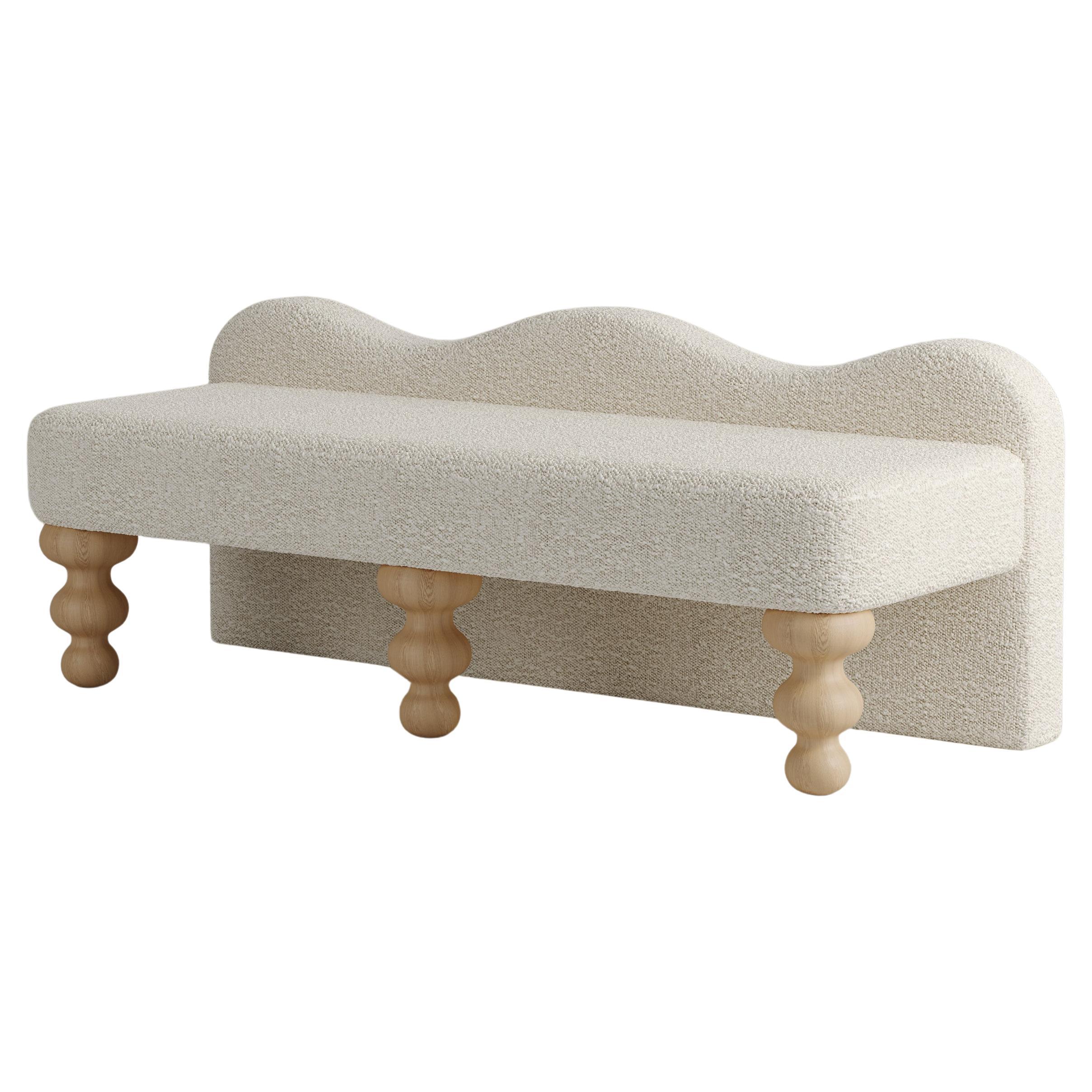 Voici le banc Celine, conçu avec un dossier festonné de forme unique et des pieds en chêne massif tournés à la main qui complètent ses courbes élégantes. Parfaitement dimensionné pour servir de banc en bout de lit ou de siège supplémentaire dans un