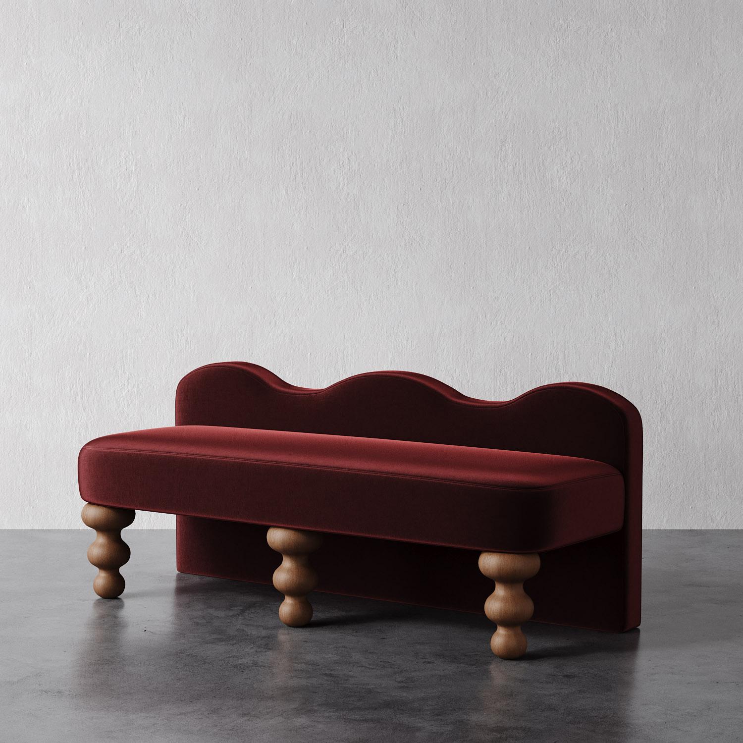 Voici le banc Celine, conçu avec un dossier festonné de forme unique et des pieds en chêne massif tournés à la main qui complètent ses courbes élégantes. Parfaitement dimensionné pour servir de banc en bout de lit ou de siège supplémentaire dans un