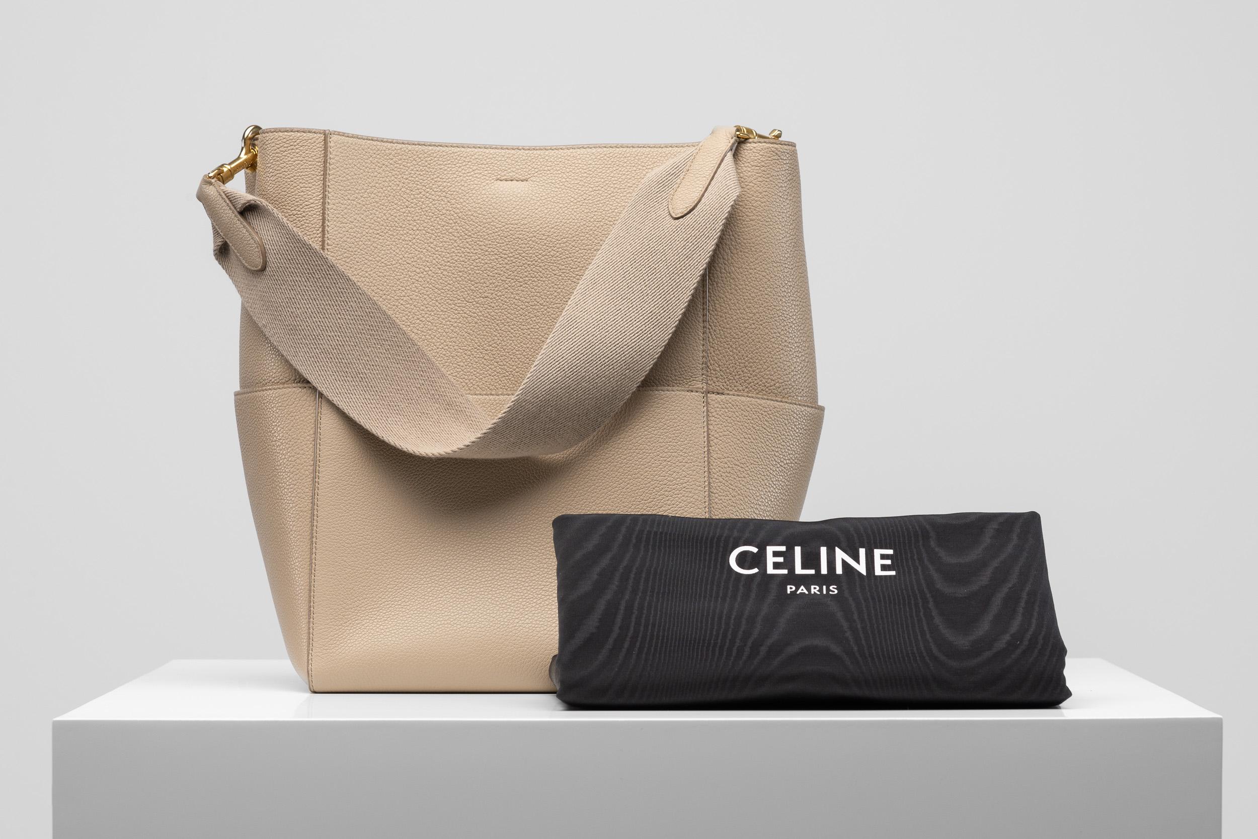 From the collection of SAVINETI we offer this Celine Seau Sangle Bag:
-    Brand: Celine
-    Model: Seau Sangle Bag Large
-    Condition: Very Good
-    Materials: Calfskin, Gold-color hardware
-    Extras: dustbag

We at SAVINETI sell rare and