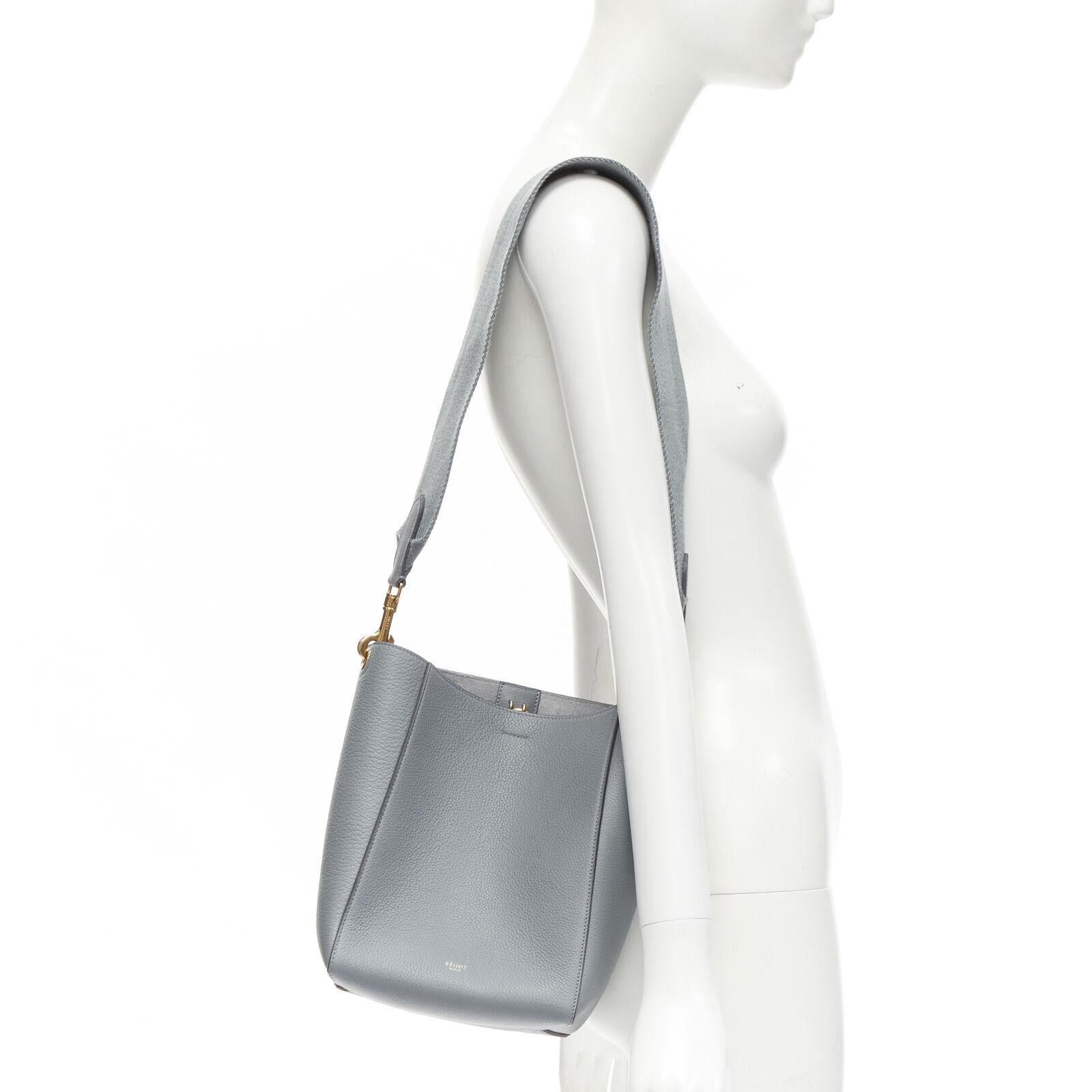 CELINE Seau Sangle blue calf leather canvas strap bucket shoulder bag
Reference: LNKO/A02086
Brand: Celine
Model: Seau Sangle
Material: Leather, Canvas
Color: Blue
Pattern: Solid
Closure: Hook & Eye
Lining: Suede
Extra Details: Gold-tone foil stamp