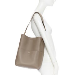 Celine Seau Sangle taupe gris cuir grainé pochette fendue toile sangle sac à pince