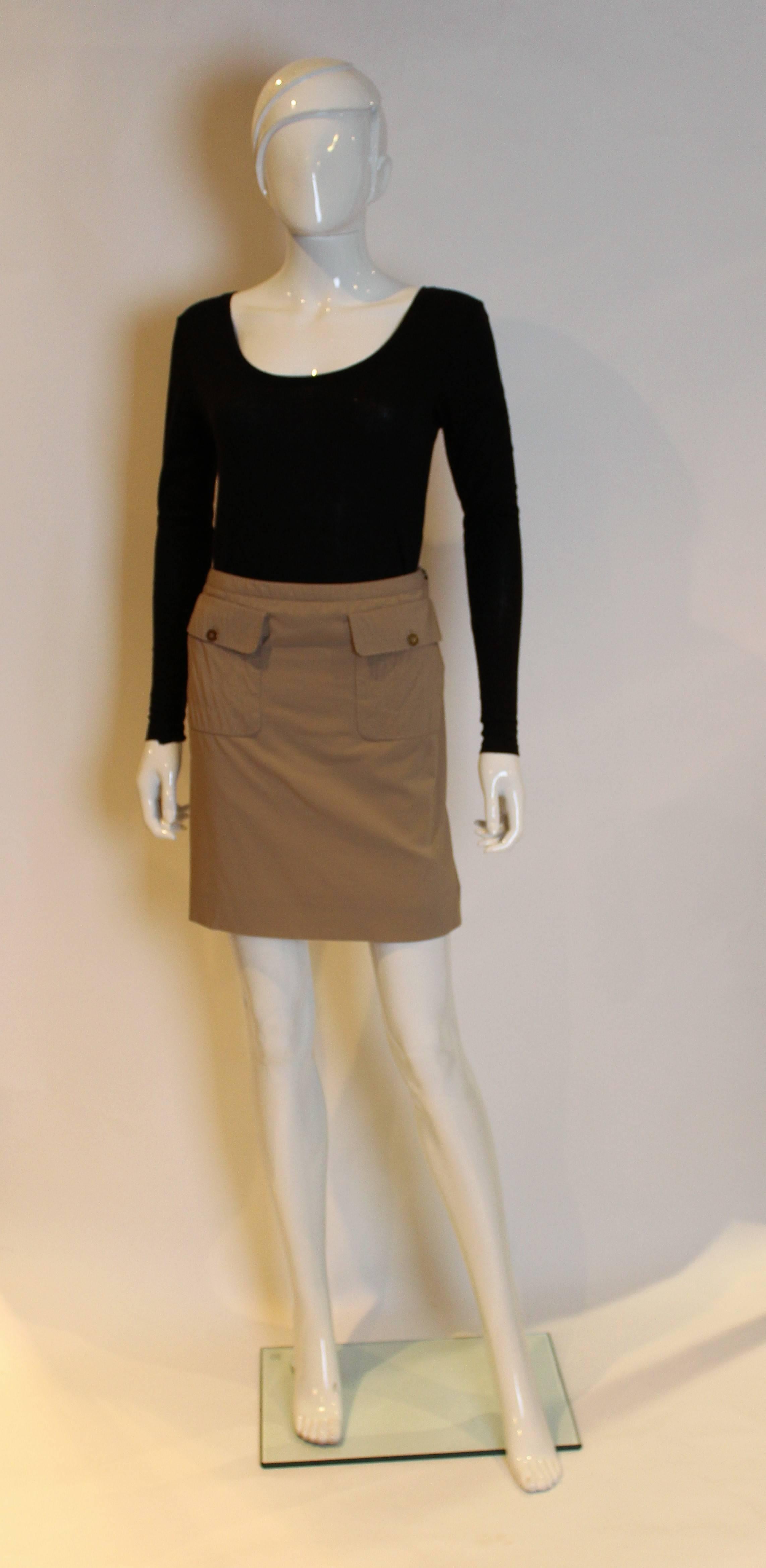 Une superbe jupe pour le printemps par la maison de design française Celine. En laine mélangée couleur café, cette jupe est dotée d'une fermeture éclair latérale et de deux grandes poches à l'avant.
