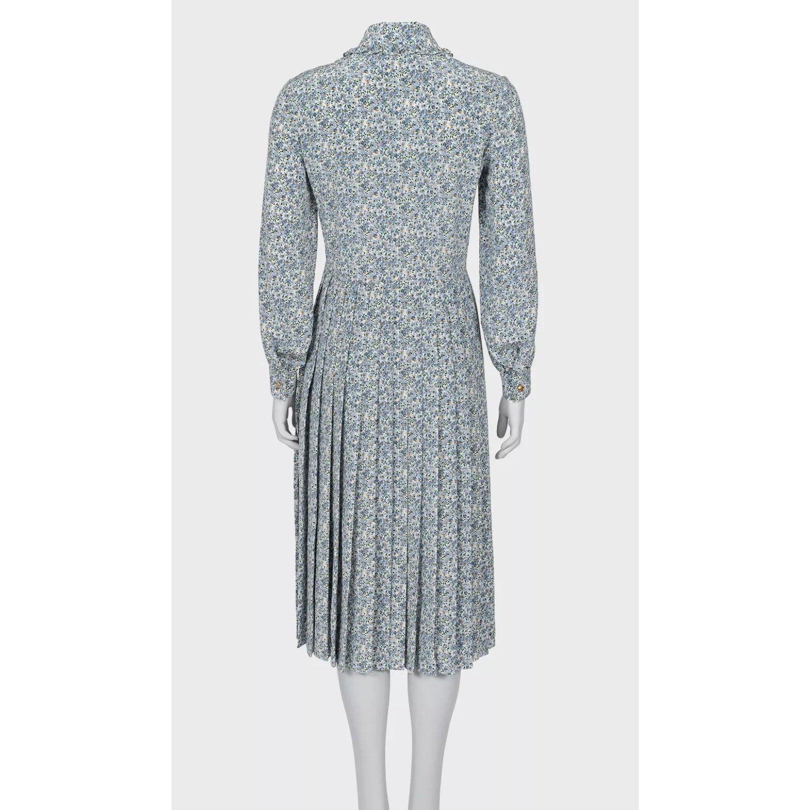 Zeitlose Eleganz mit diesem atemberaubenden Seidenkleid von Celine! Dieses Kleid aus luxuriöser 100%iger Seide ist mit einem zarten, mehrfarbigen Blumendruck versehen, der Pariser Charme versprüht. Die taillierte Silhouette umschmeichelt Ihre Figur,