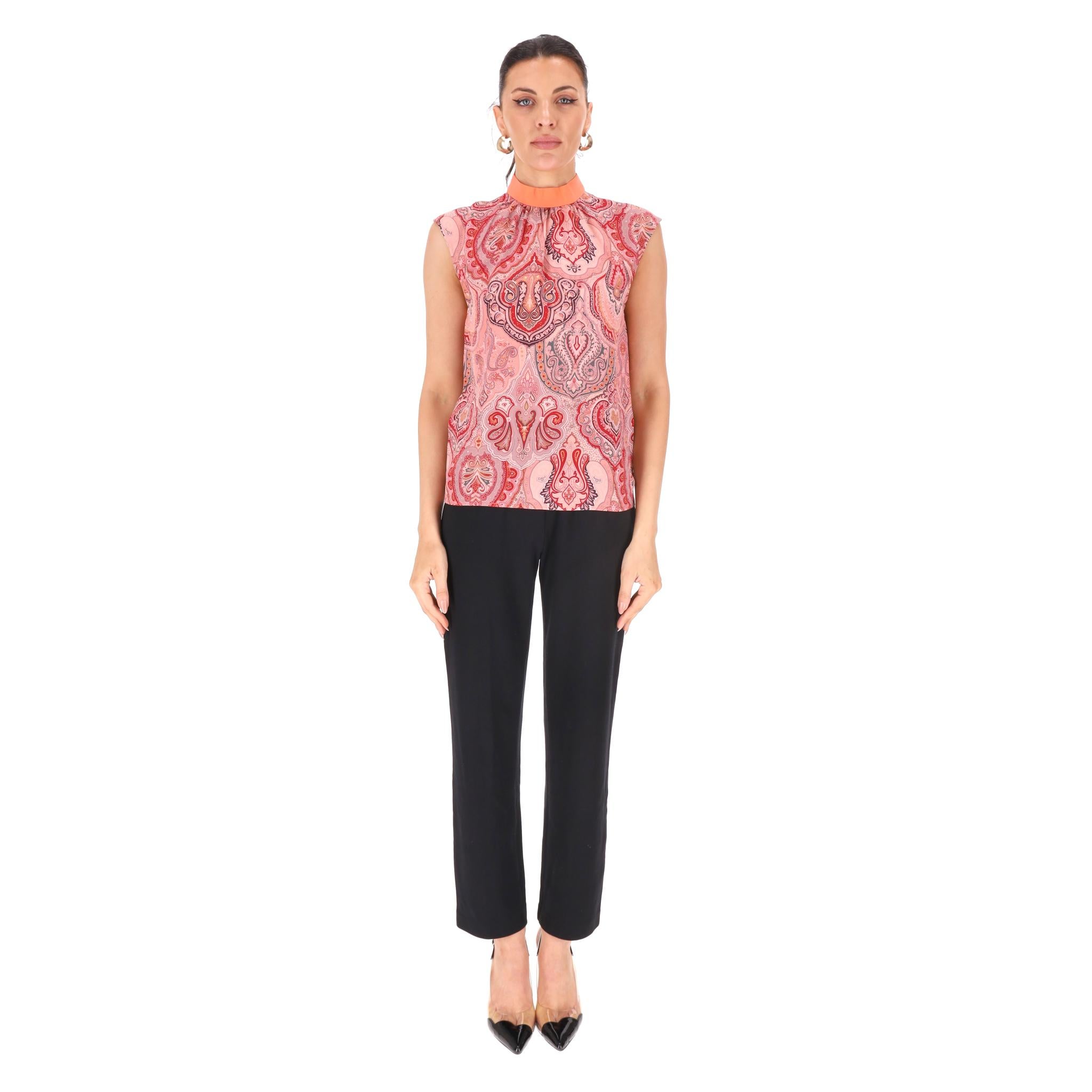 Top Celine in seta con stampa paisley di Phoebe Philo

Camicetta rosa senza maniche completamente realizzata in seta e disegnata da Phoebe Philo.

Caratterizzato da un'audace stampa paisley su larga scala nei toni del corallo e del rosso.

Con