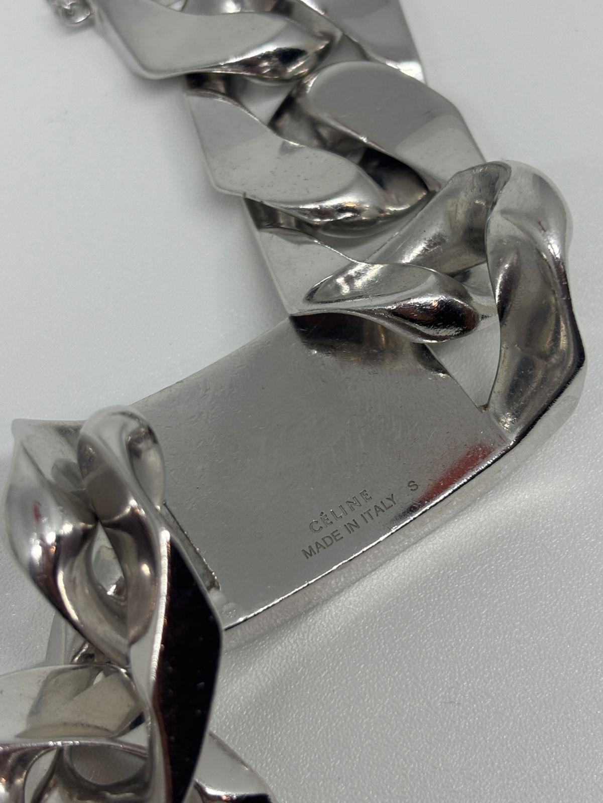Pulsera de cadena cubana de plata de la antigua colección Celine. Accesorio robusto y grueso con bonitos detalles, pieza versátil. Ligeras rozaduras debidas al uso, pero nada demasiado importante. Viene con su bolsa guardapolvo y su caja.