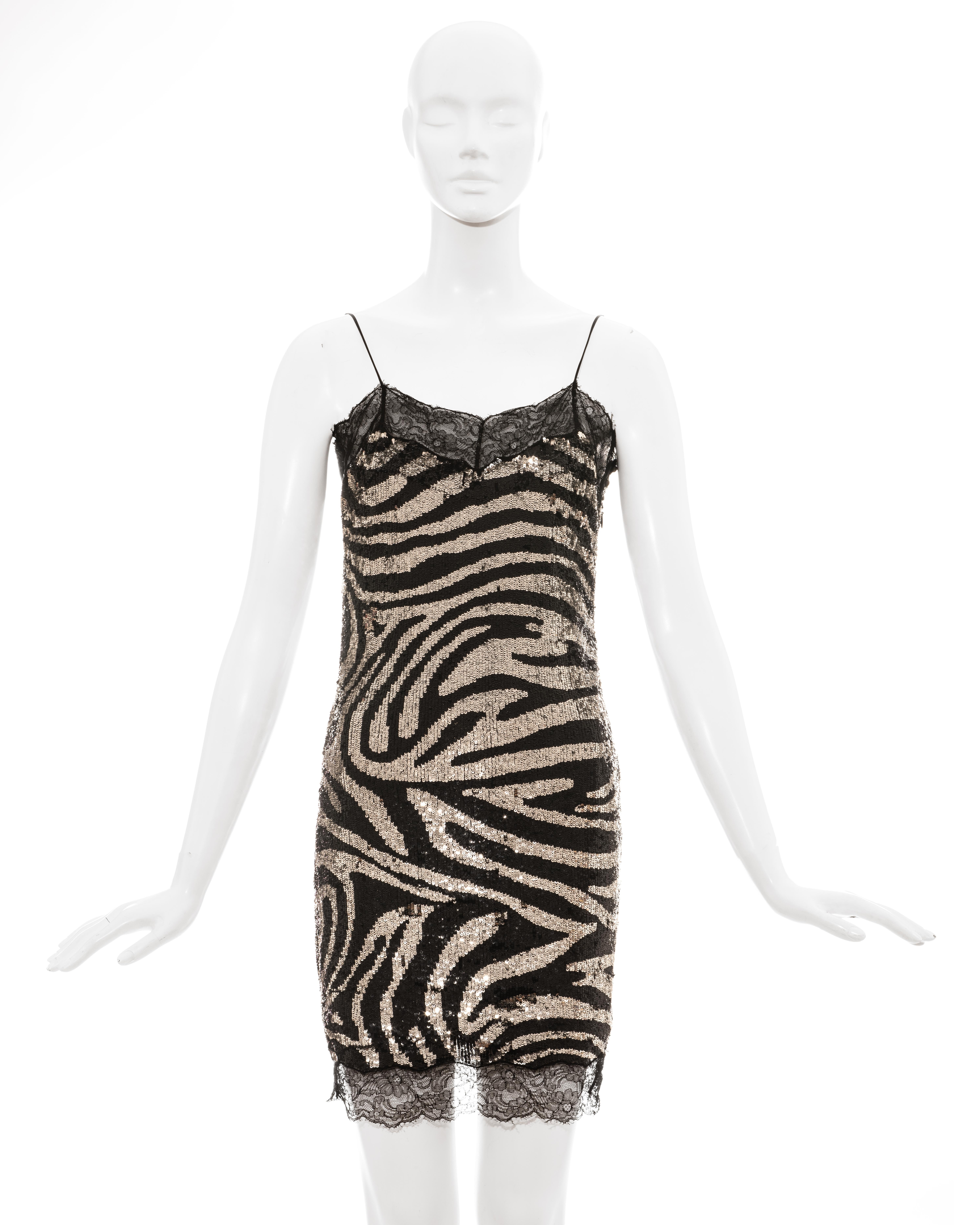 Schwarz-silbernes Seidenslipkleid von Celine mit Zebra-Paillettenmuster und schwarzer Spitze. 

Herbst-Winter 2003