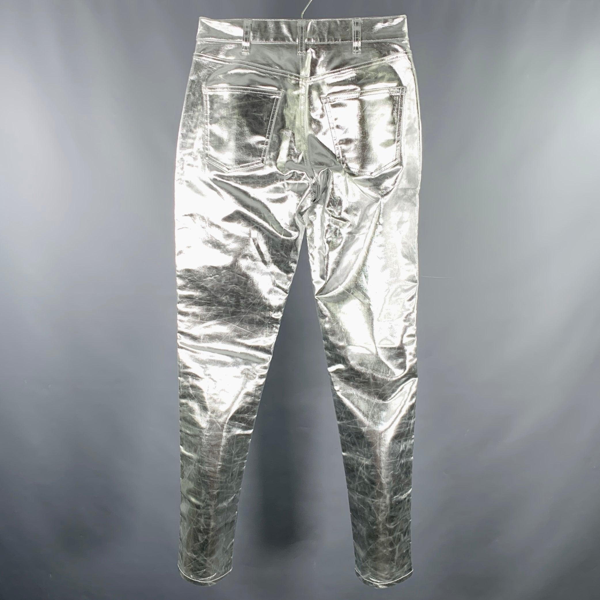 Pantalon décontracté Celine PARIS
en coton mélangé extensible argent métallisé, avec une coupe en jean et cinq poches,
jambe étroite et fermeture à glissière. Fabriqué au Japon. Nouveau avec étiquettes. 

Marqué :   29 

Mesures : 
  Taille : 29
