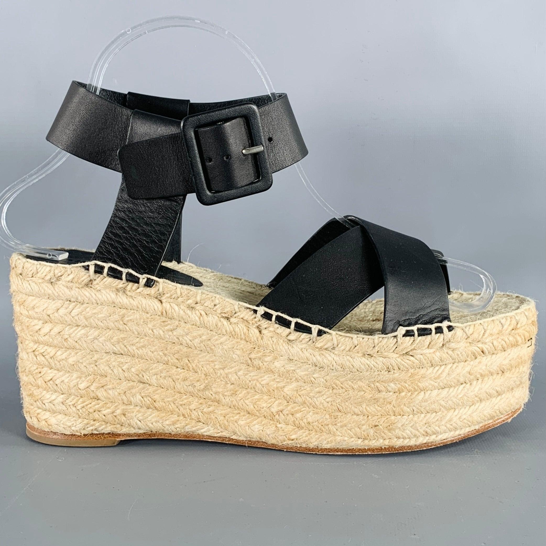 Sandali Celine
in pelle nera con plateau espadrillas e suola in corda intrecciata, cinturino e chiusura con fibbia. Viene fornito con sacchetto antipolvere. Made in Spainches Ottime condizioni di utilizzo. Lievi segni di usura. 

Contrassegnato:  