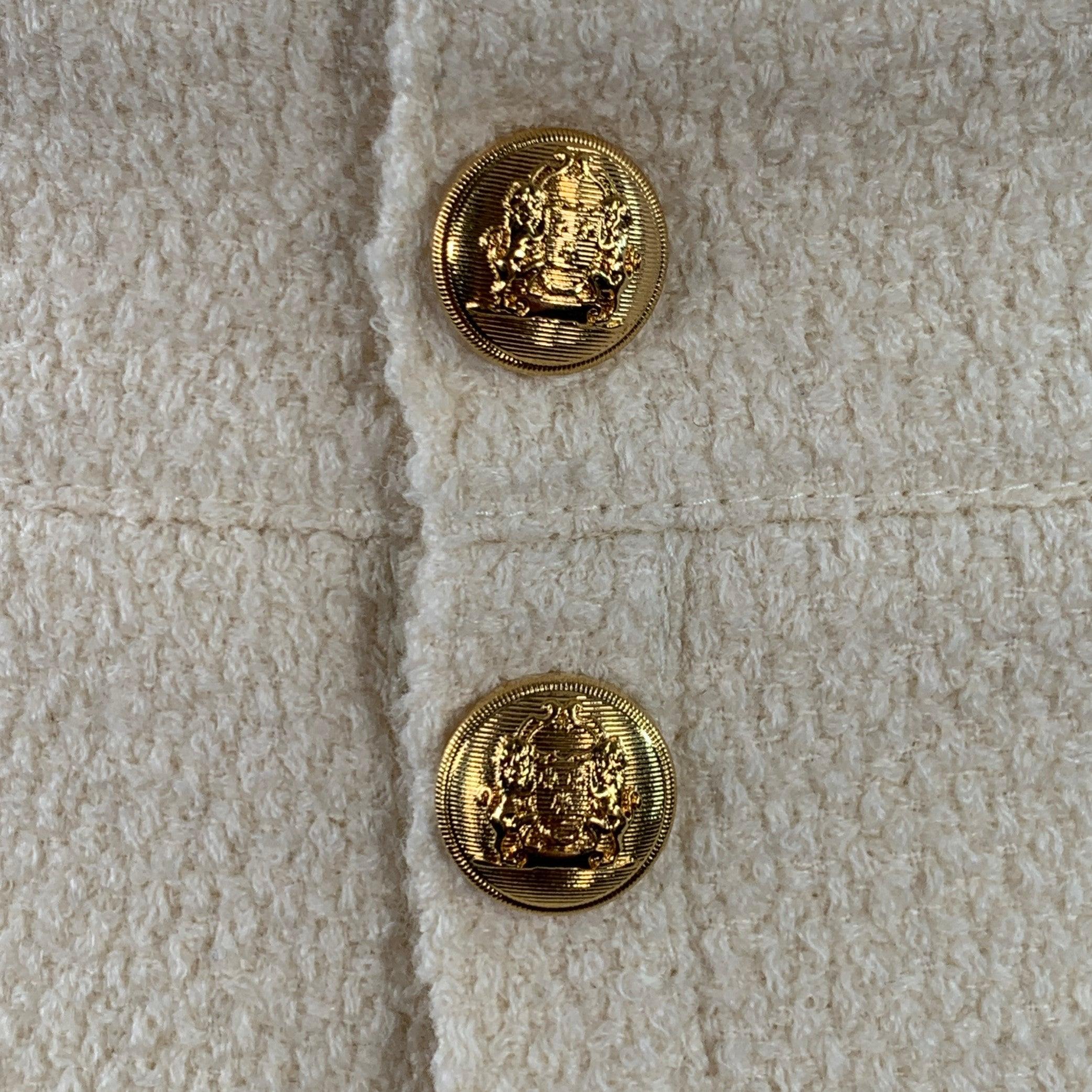 Jupe CELINE PARIS
en laine bouclée crème mélangée à du polyamide, avec un style mini, deux poches à boutons-pression et une fermeture à boutons-pression avec des écussons de tonalité dorée. Fabriqué en France. Très bon état. Signes d'usure modérés,