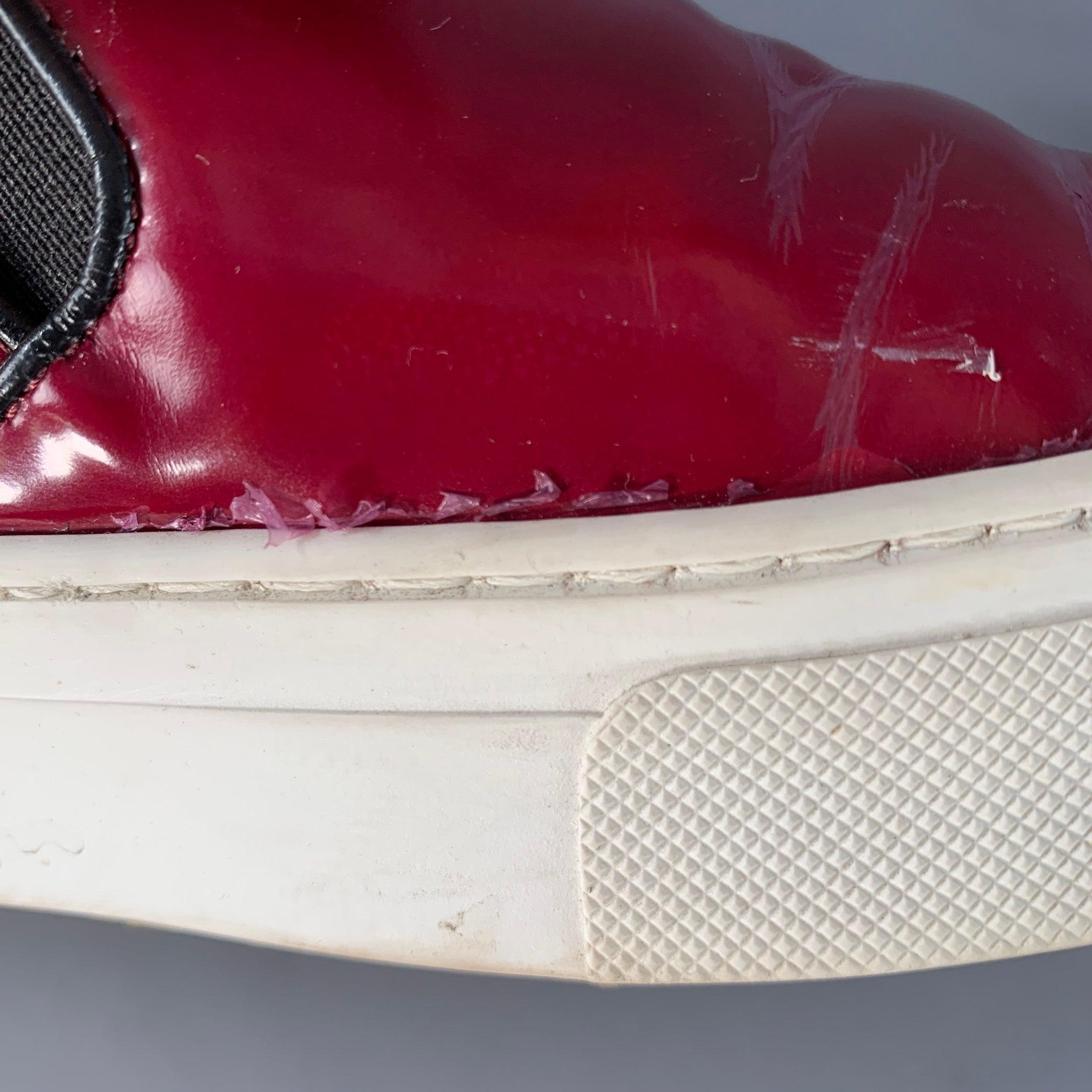 CELINE Talla 8.5 Borgoña Blanco Charol Slip On Sneakers en venta 4