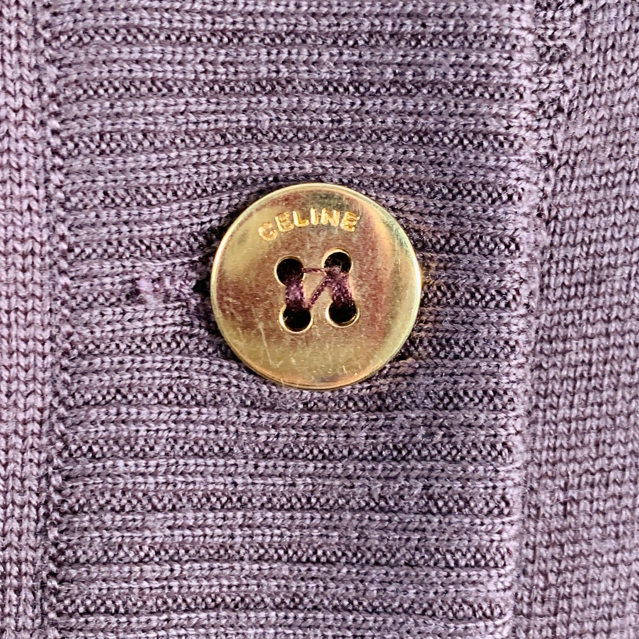 Cardigan Celine
en tricot marron et beige, avec un style color block, un design extra long, deux poches et une fermeture à boutons en métal doré.Très bon état d'occasion. Marque mineure. Les étiquettes de la marque et du tissu ont été retirées.