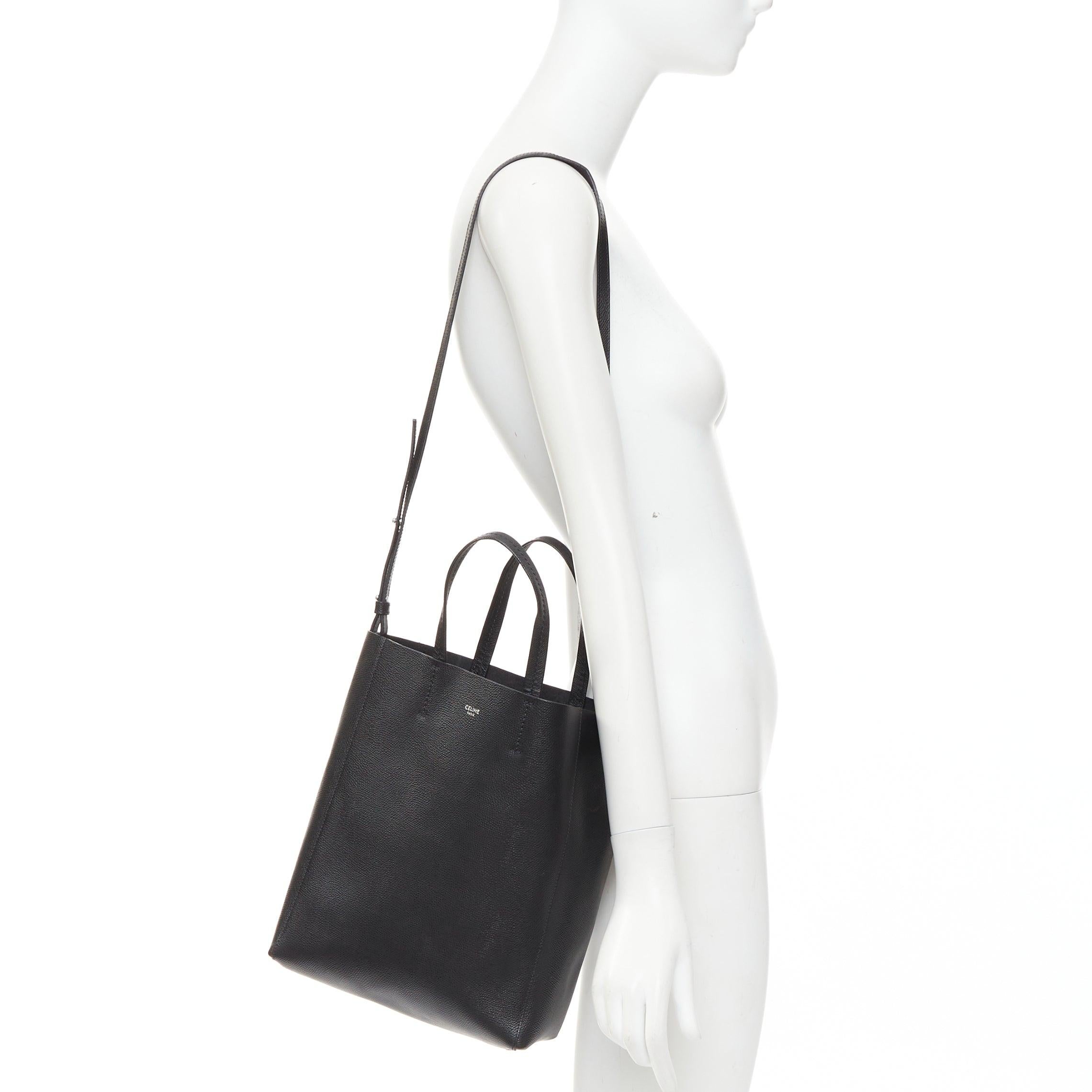 CELINE Small Vertical Cabas schwarzes genarbtes Kalbsleder Crossbody-Tasche
Referenz: ECLO/A00149
Marke: Celine
Designer: Phoebe Philo
Modell: Kleine vertikale Kabinen
MATERIAL: Leder
Farbe: Schwarz, Silber
Muster: Solide
Innenfutter: Schwarzes