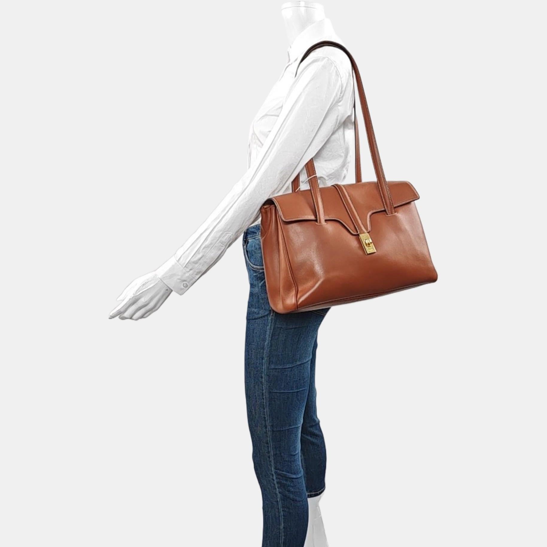 Celine Soft 16 Borsa Caramel Natural Tan Pelle di Vitello Liscia
Queste sono foto professionali della borsa offerta da Luxbags.
Questa borsa Celine 16 ha un design elegante e presenta un mix unico di elementi classici e moderni. In uno splendido