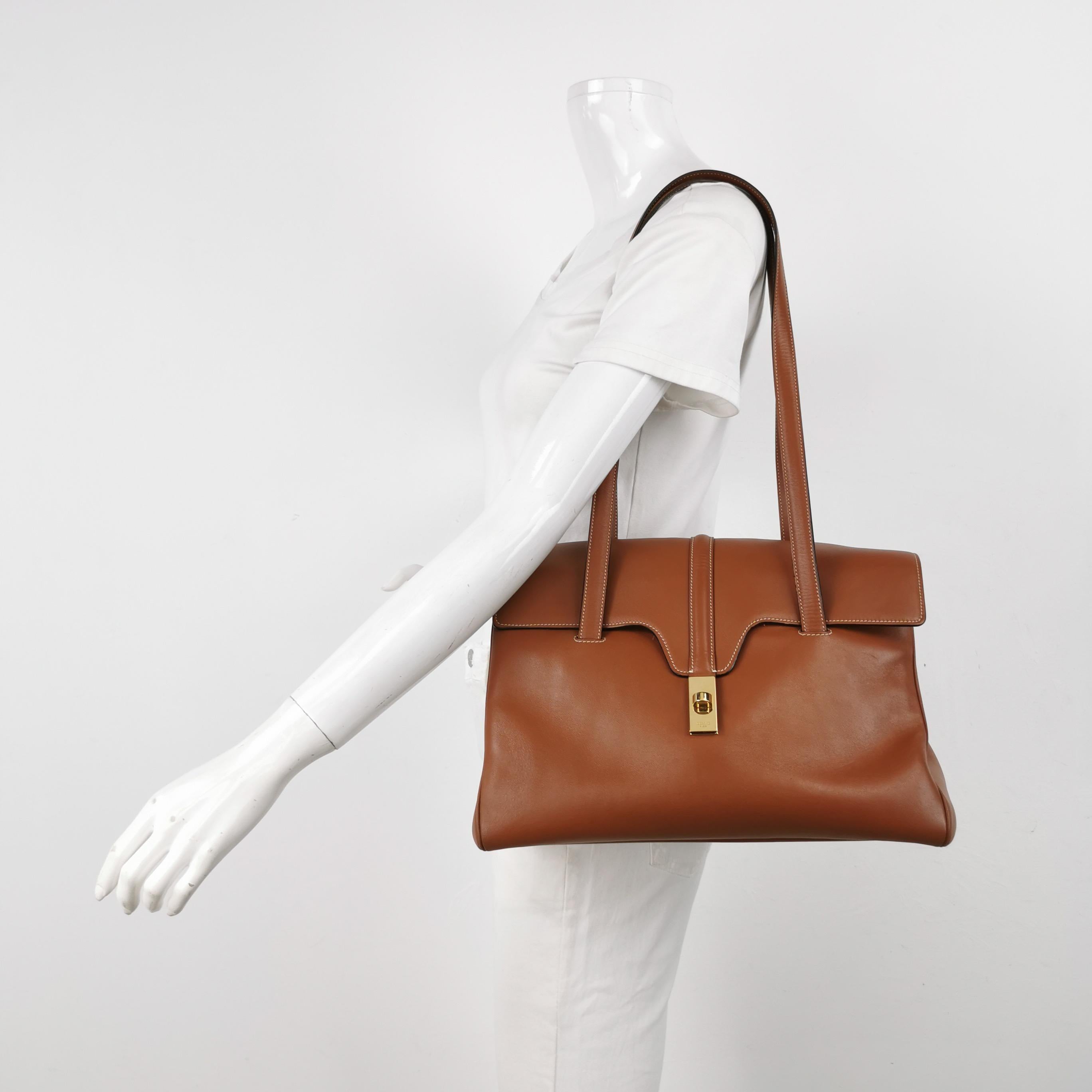 Celine Soft 16 Borsa Caramel Natural Tan Pelle di Vitello Liscia
Queste sono foto professionali della borsa offerta da Luxbags.
Questa borsa Celine 16 ha un design elegante e presenta un mix unico di elementi classici e moderni. In uno splendido