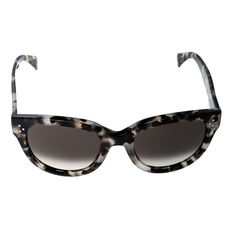 Coming from the house of Celine, these Audrey sunglasses feature a stunning wayfarer silhouette. It is designed in a classic spotted Havana acetate frame and comes fitted with brown gradient lenses. It has wide arms and detailed with a silver-tone