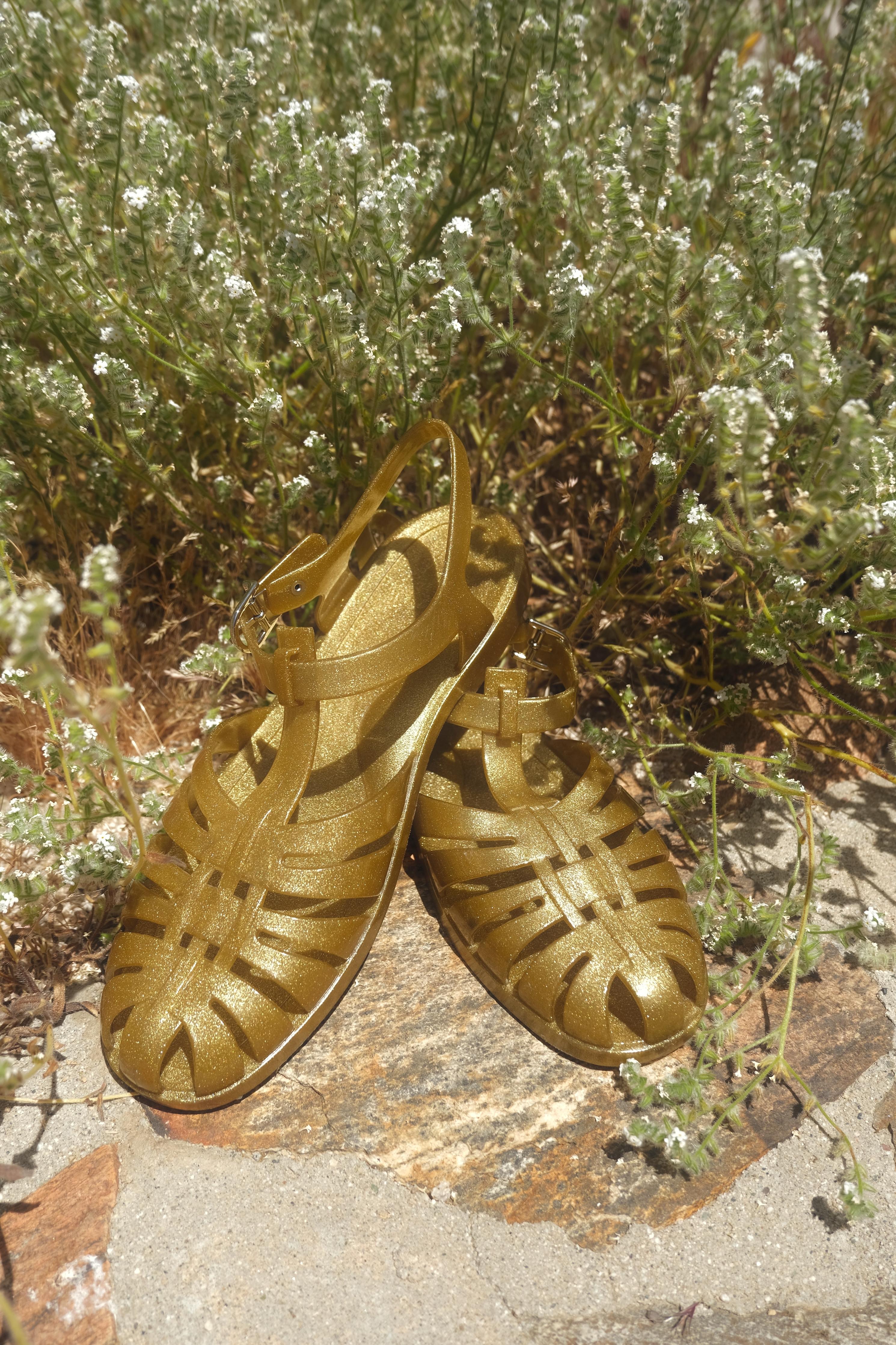 CELINE SS 2020 Gold Glitter PVC Jelly Fisherman Sandals In Good Condition For Sale In Morongo Valley, CA