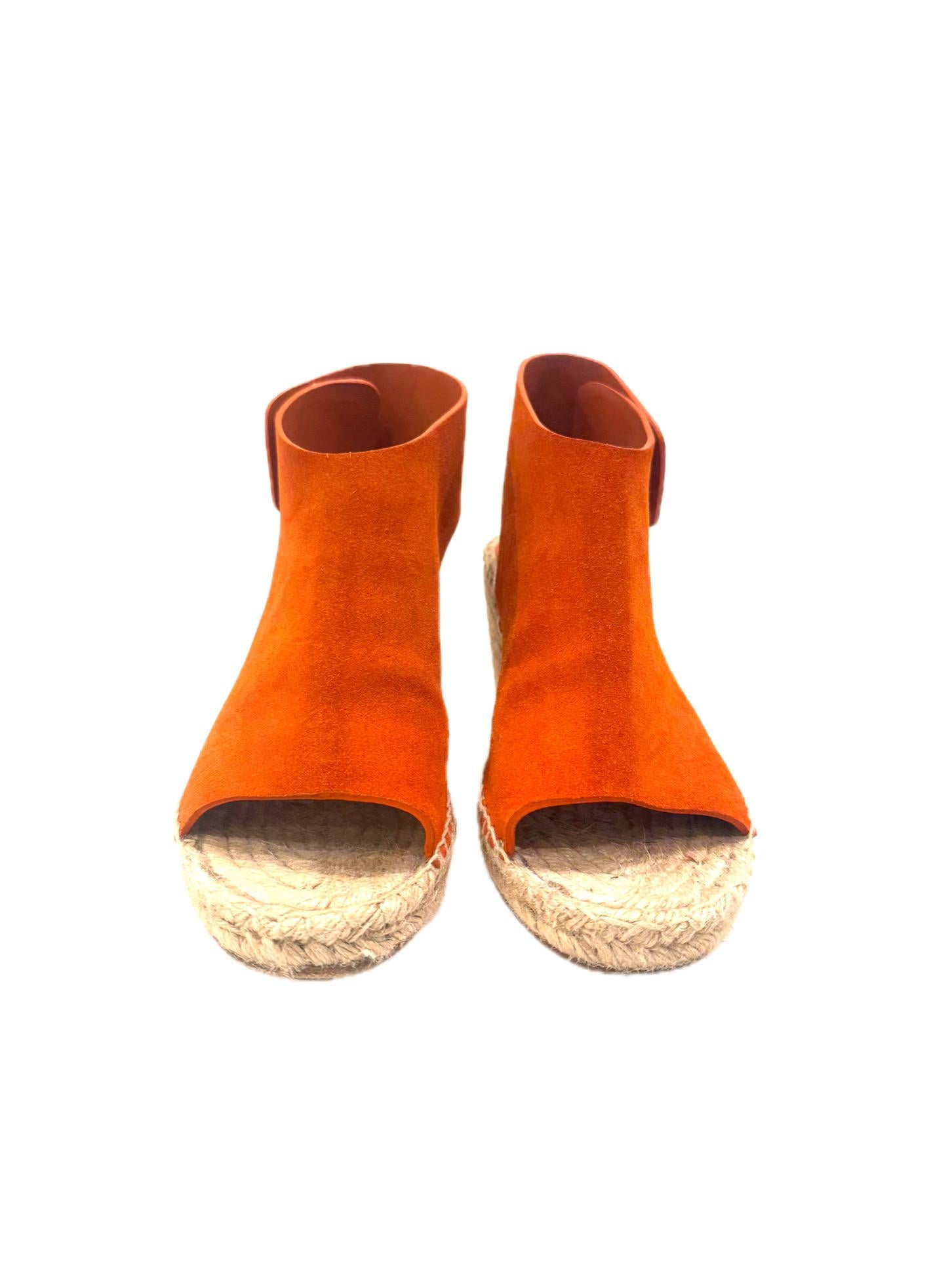 CÉLINE SS16 Sandalias de cuña con alpargata de ante naranja quemado talla 38 (Phoebe Philo Era, Made in Spain)

Descripción:
De la colección Céline Primavera/Verano 2016 de Phoebe Philo, estas alpargatas de ante naranja quemado ejemplifican el