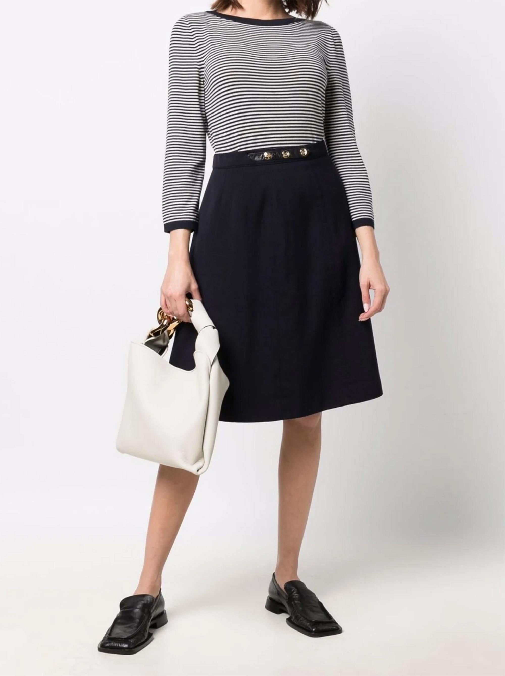 Gestreifter Kaschmirpullover von Celine mit folgenden Eigenschaften: marineblau/weißes Querstreifenmuster, Rundhalsausschnitt, dreiviertellange Ärmel, gerippter Saum.
CIRCA: 2000er Jahre
100% Kaschmir
Geschätzte Größe: Geschätzte Größe 36fr/ US4/