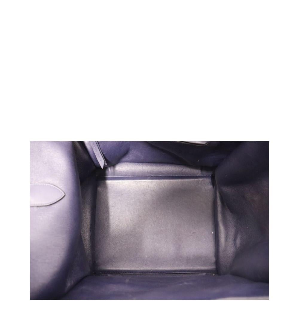 Celine Suede Mini Luggage Tote, en daim bleu marine, avec des poignées en cuir, une poche extérieure zippée et trois poches intérieures.

MATERIAL : Suède
Quincaillerie : Or.
Hauteur : 32cm
Largeur : 31cm
Profondeur : 17cm
Bandoulière : 11cm
État