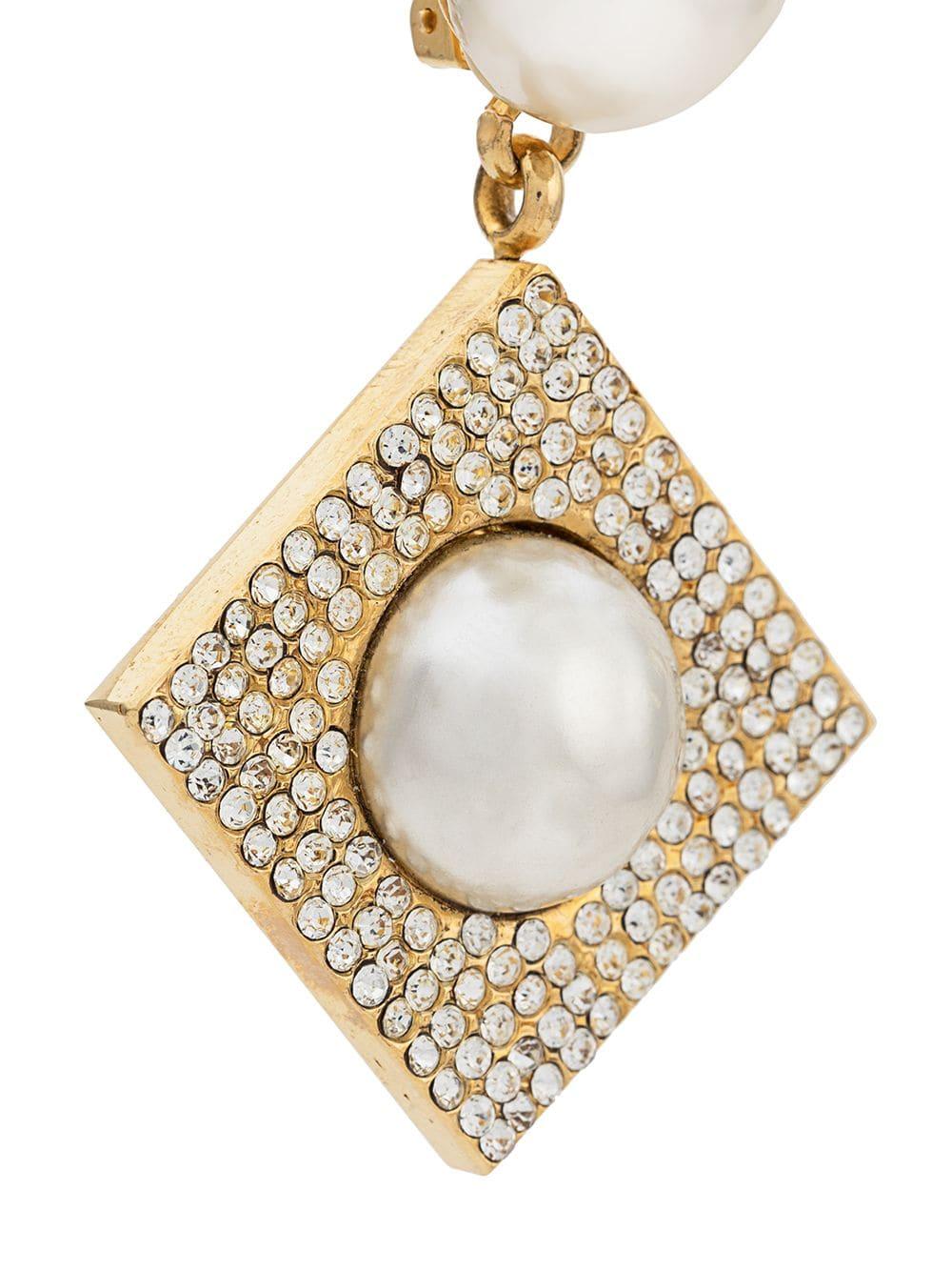 Add a little Parisian sophistication to your look with a pair of pre-owned, drop earrings from Céline, crafted from antique gold-toned metal hardware and designed for the optimum elegance with a geometric square-shaped design, faux-pearl and