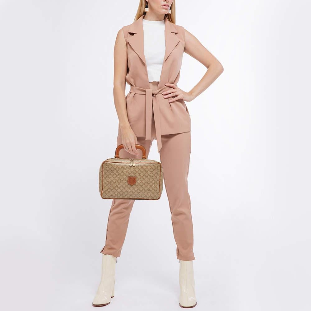 A timeless creation this bag perfectly balances simplicity with sophistication. It is created from high quality materials with a top handle to carry it around effortlessly. The perfectly sized interior of this creation will house your belongings in