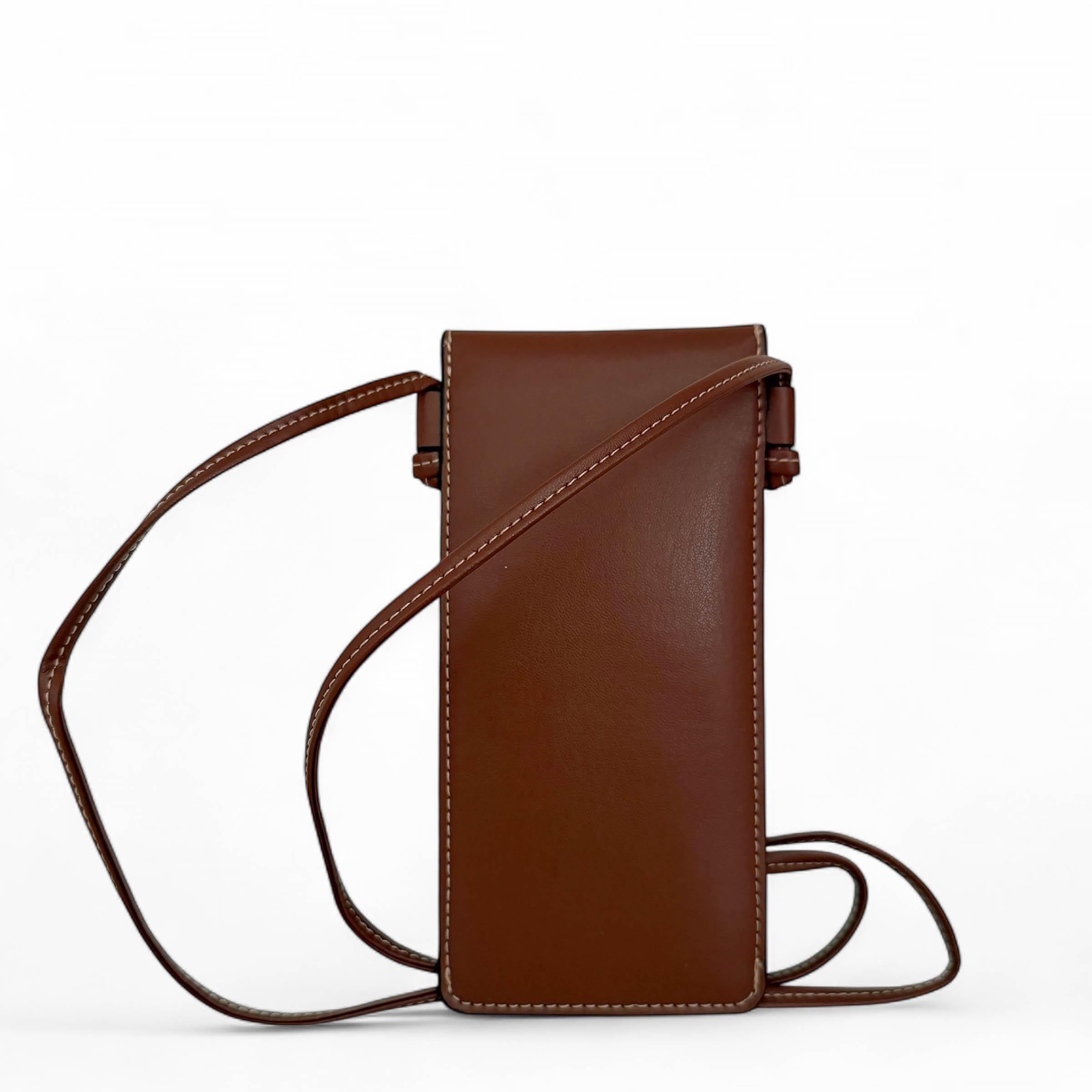 Dieses 100% authentische Celine Sonnenbrillenetui aus hellbraunem Leder ist ein raffiniertes Accessoire, das für mühelose Raffinesse sorgt. Mit ihrem schmalen Querriemen und den kontrastierenden beigen Nähten verbindet sie Funktionalität mit