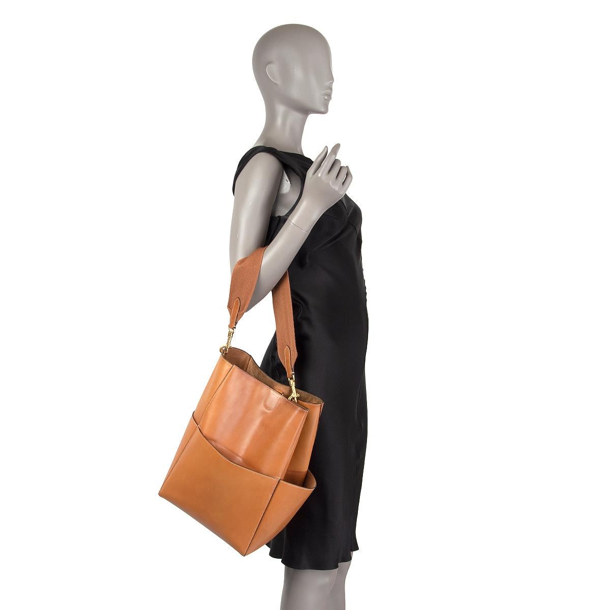 CELINE Tan brown Natural Calfskin leather SANGLE BUCKET Shoulder Bag In Excellent Condition In Zürich, CH