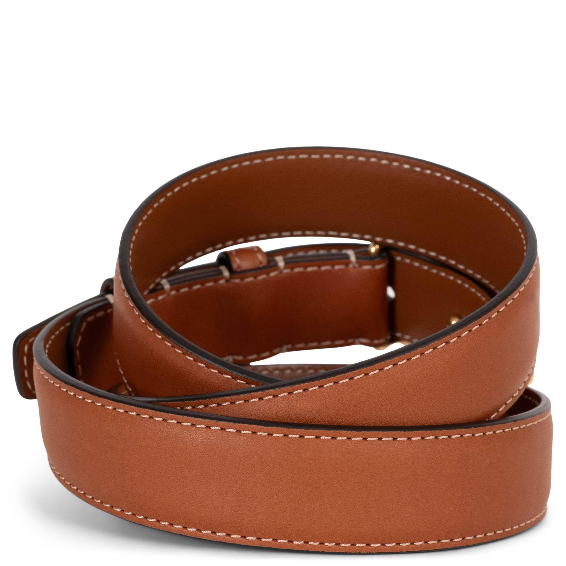 This 100% authentic Celine Medium Triomphe 25mm belt in tan natural calfskin leather exudes understated elegance. Featuring a signature gold-tone Triomphe buckle, it offers a timeless finish to both casual and tailored looks. Has been worn and is in