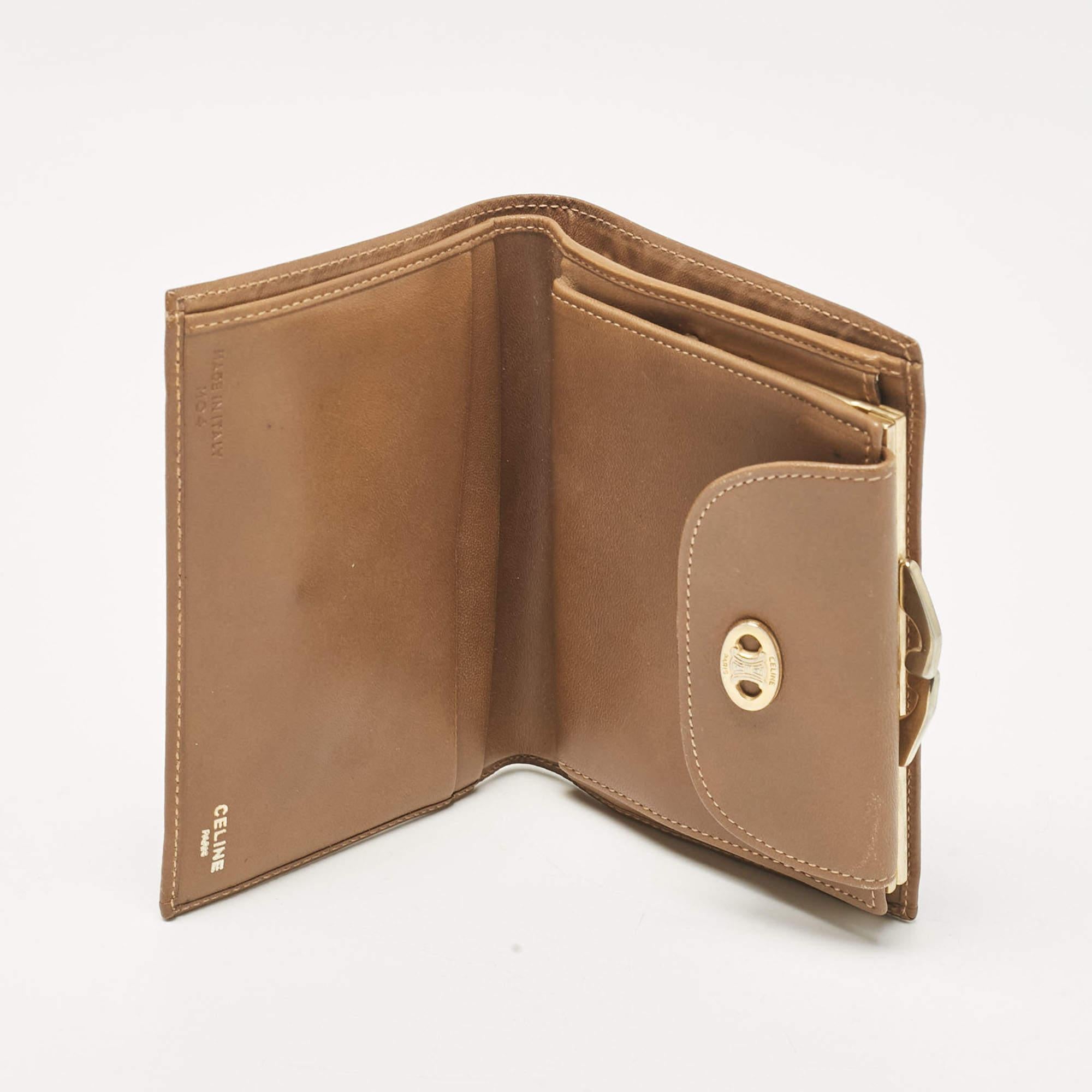Diese Designer-Brieftasche ist ein perfektes Gleichgewicht aus Raffinesse und rationalem Nutzen. Er wurde unter Verwendung hochwertiger MATERIALIEN entworfen und durch eine elegante Oberfläche aufgewertet. Die Kreation ist mit reichlich Platz für