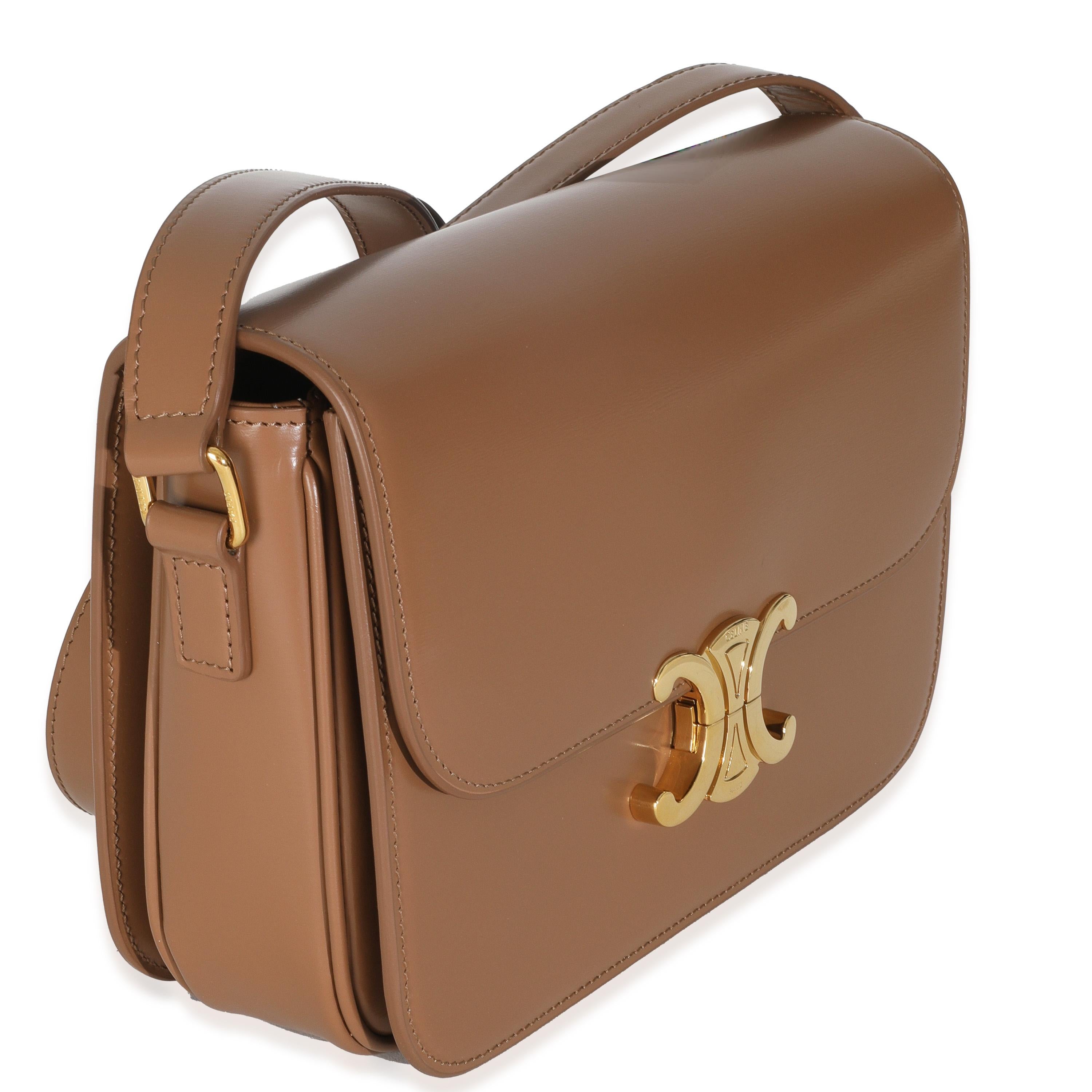 Titre de la liste : Celine Tan Natural Calfskin Classique Triomphe Bag
SKU : 147234
MSRP : 4650.00 USD
Condit : Usagé 
État du sac à main : Etat impeccable
Commentaires sur l'état : L'article ne présente aucun signe d'usure.  Vente finale.
Marque :