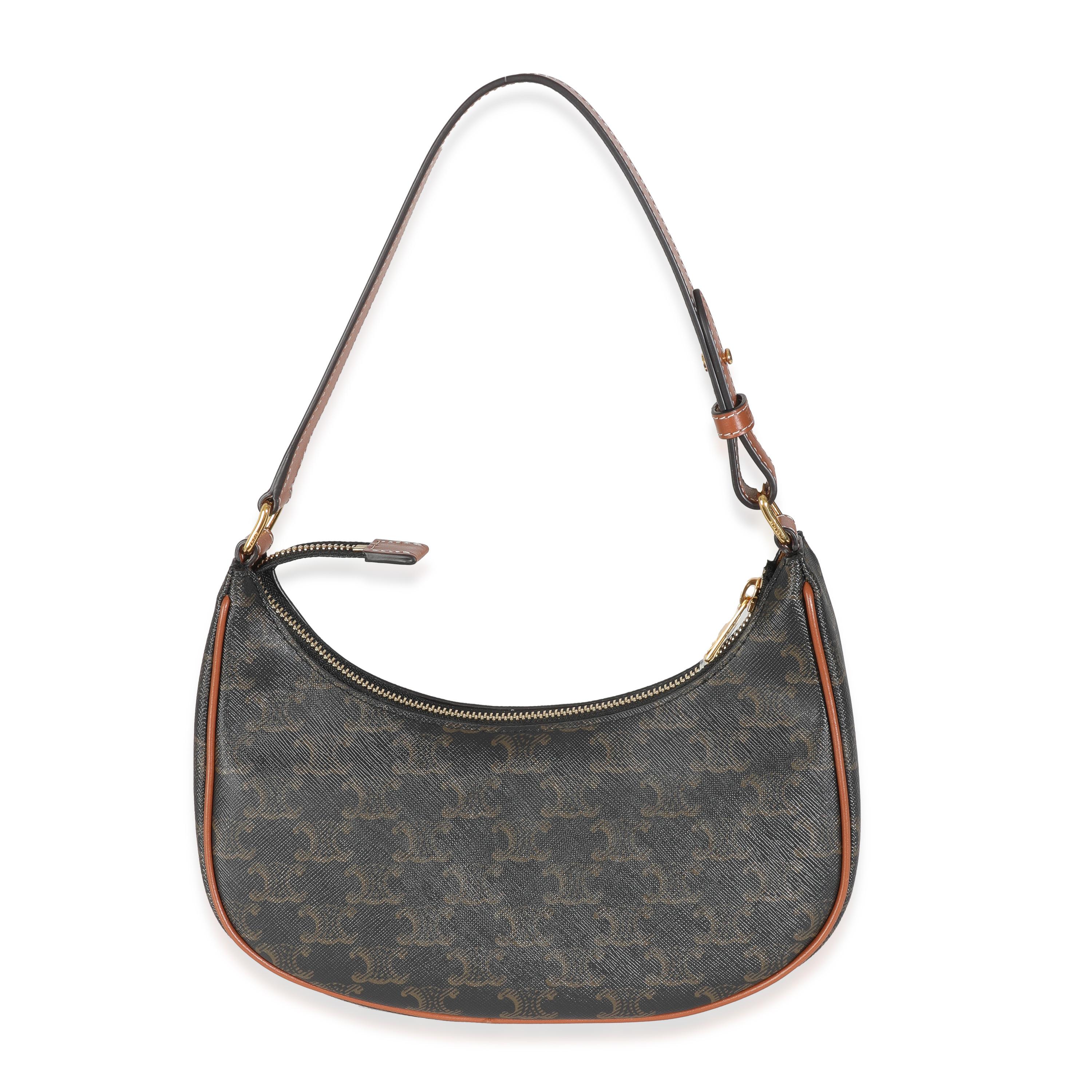 Titolo dell'elenco: Celine Tan Triomphe Canvas Calfskin Medium Ava Borsa a tracolla
SKU: 147456
MSRP: 1800.00 USD
Condizioni: Usato 
Condizioni della borsa: Perfetta
Commenti sulle condizioni: L'articolo non presenta segni di usura.
Marchio: