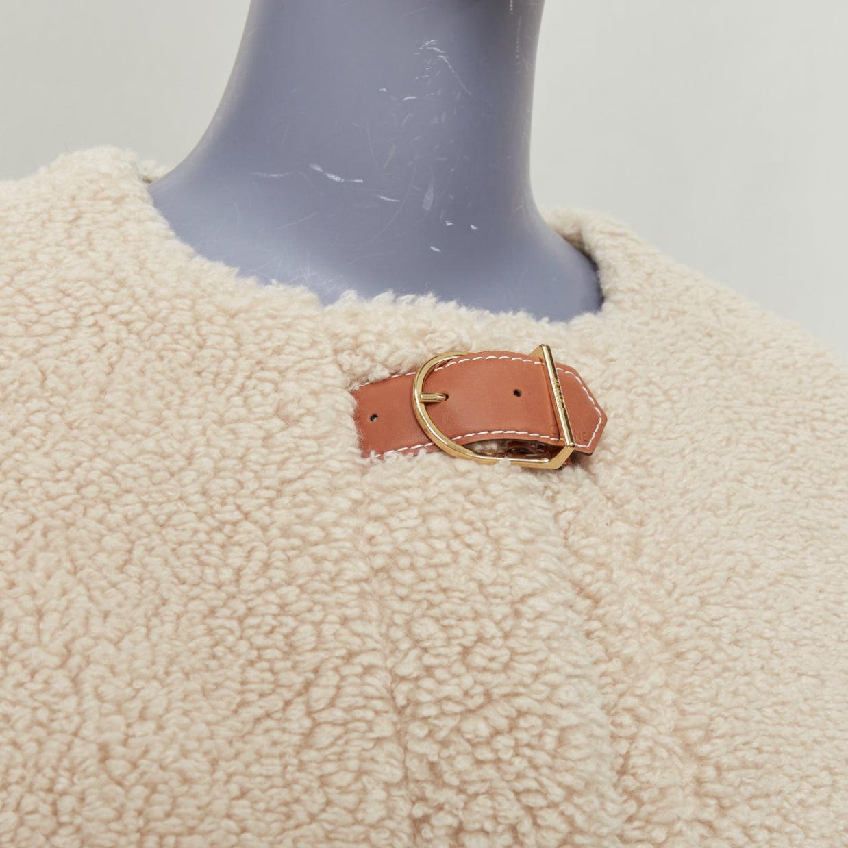 CELINE Teddy abrigo con hebilla de piel de becerro marrón de seda de cachemira crudo FR34 XS
Referencia: SNKO/A00537
Marca: Celine
Material: Cachemira, Seda
Color: Crudo, Marrón
Patrón: Sólido
Cierre: Hebilla
Forro: Tejido nude
Detalles adicionales: