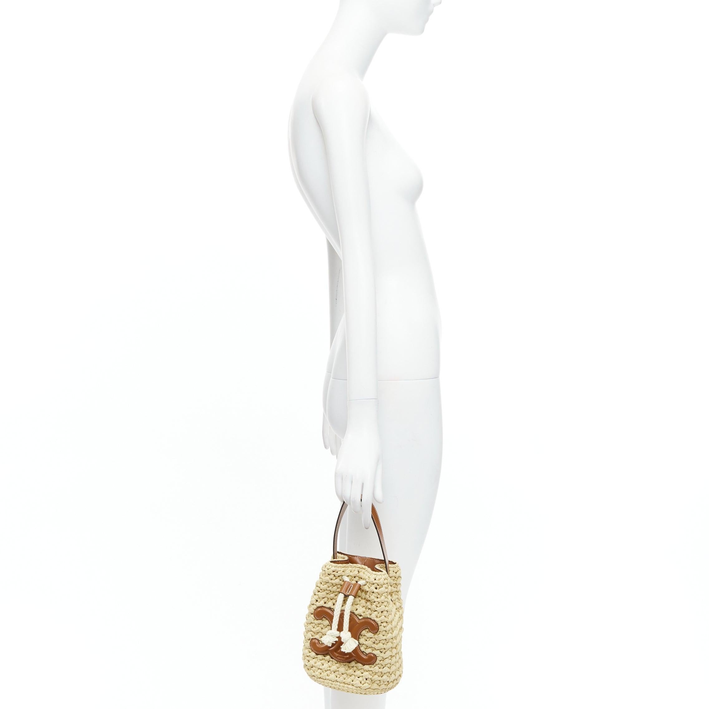 CELINE Teen Triomphe brown leather logo beige raffia drawstring bucket bag
Reference: JYLM/A00058
Brand: Celine
Designer: Hedi Slimane
Model: Teen Triomphe
Material: Raffia, Leather
Color: Brown, Beige
Pattern: Solid
Closure: Drawstring
Lining: