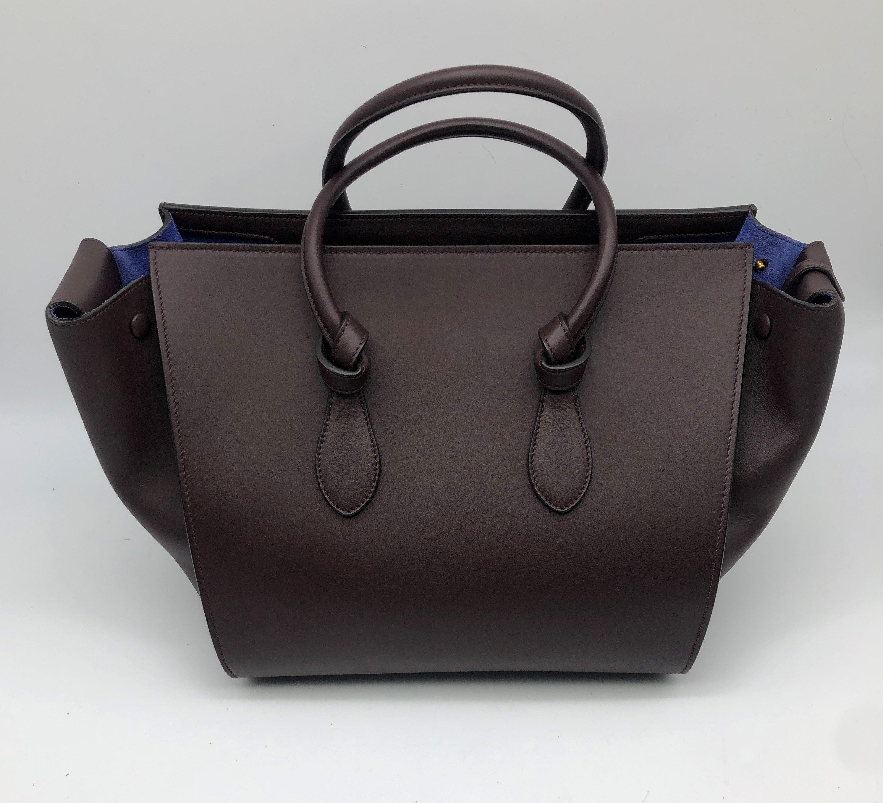 - Designer: CÉLINE
- Model: Tie
- Condition: Very good condition. Sign of wear on base corners
- Accessories: Dustbag
- Measurements: Width: 34cm, Height: 25cm, Depth: 17cm
- Exterior Material: Leather
- Exterior Color: Burgundy
- Interior Material: