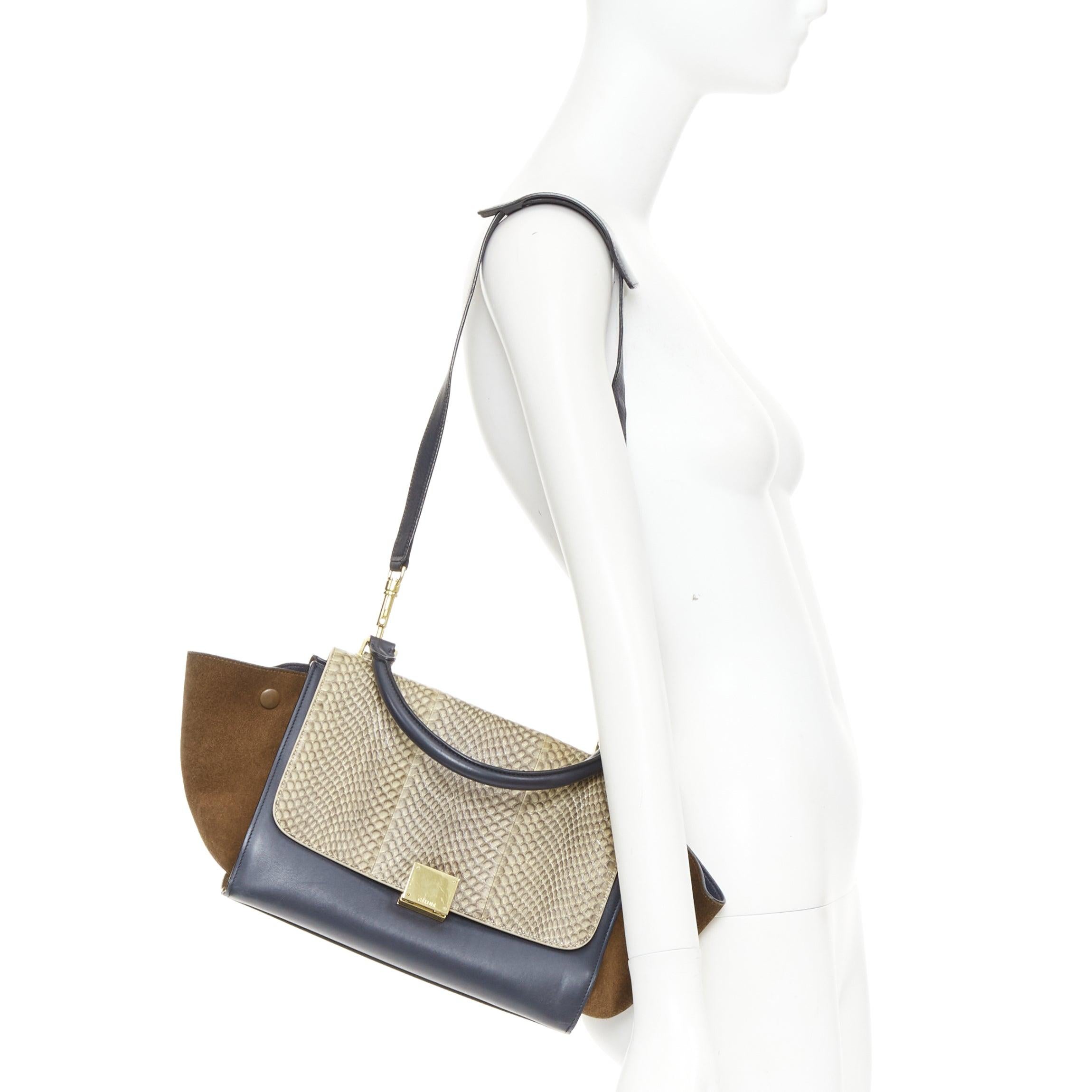 CELINE Trapeze beige scaled leather flap navy brown gold hardware bag
Reference: JECW/A00020
Brand: Celine
Designer: Phoebe Philo
Model: Trapeze
Material: Leather
Color: Navy, Brown
Pattern: Animal Print
Closure: Turnlock
Lining: Navy Leather
Extra