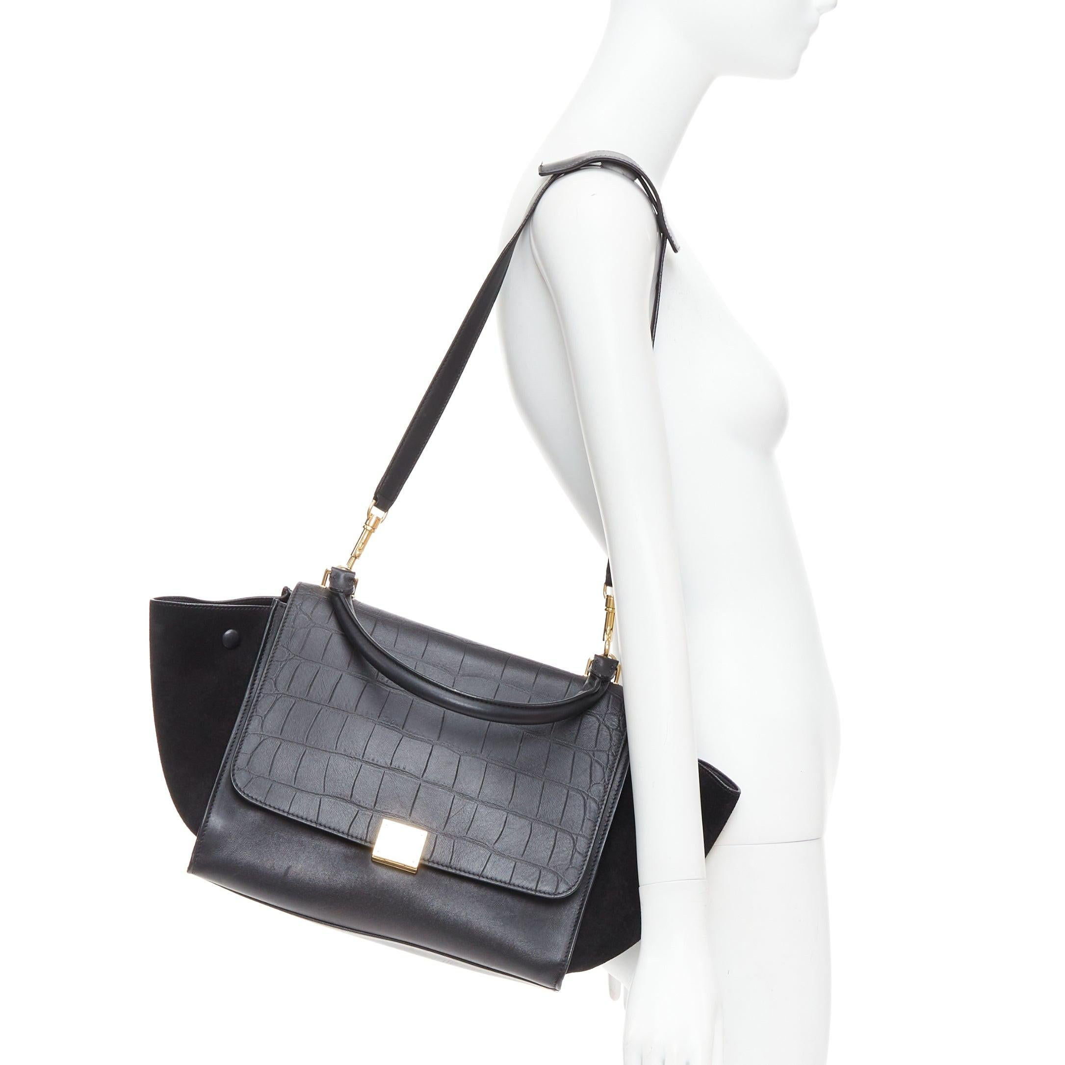 CELINE Trapeze black embossed scaled leather gold clasp crossbody bag
Reference: CNPG/A00090
Brand: Celine
Designer: Phoebe Philo
Model: Trapeze
Material: Leather
Color: Black, Gold
Pattern: Solid
Closure: Clasp
Lining: Black Leather
Extra Details: