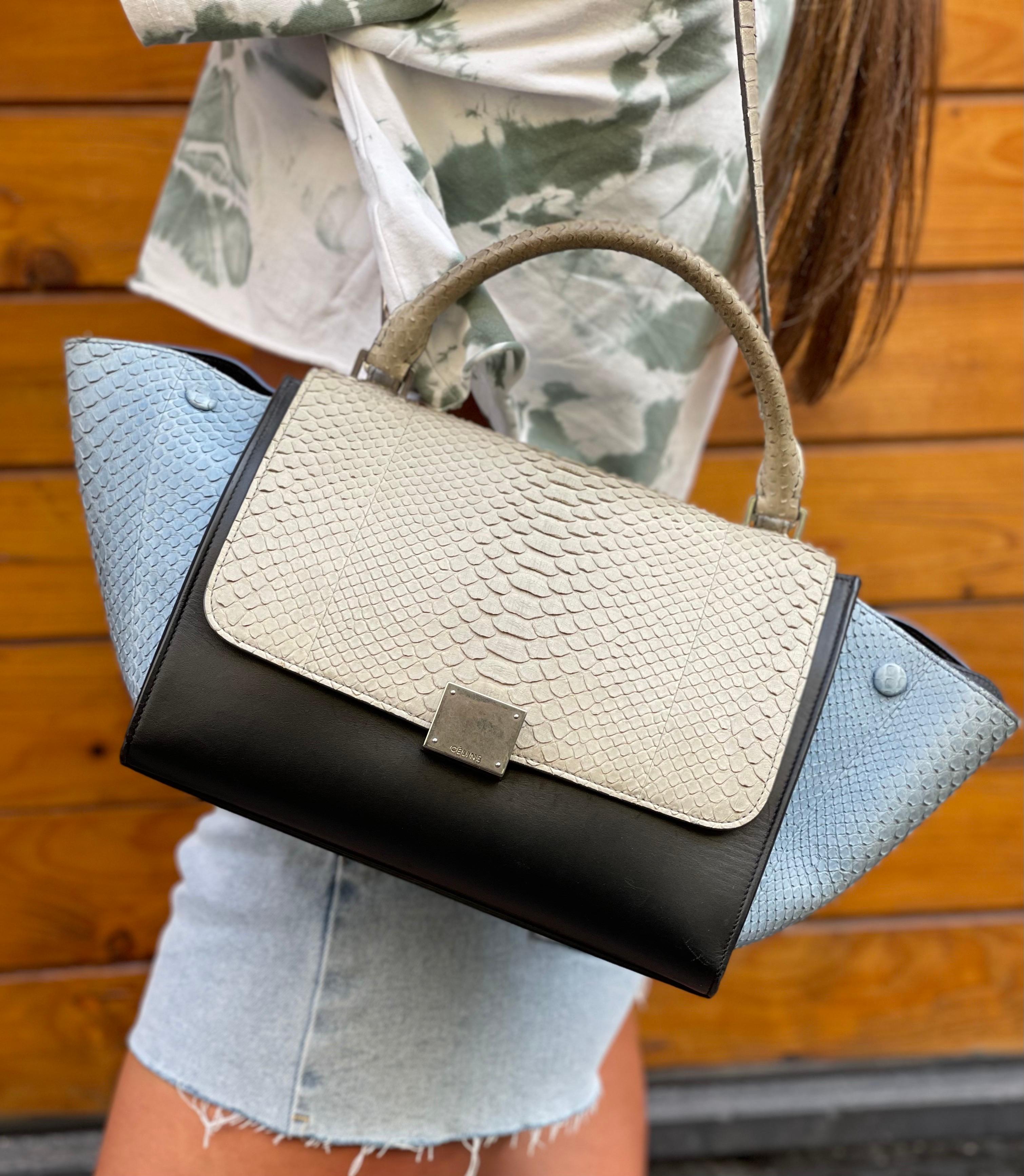 Celine bag, made of light blue and gray python leather.
Equipped with a flap with interlocking closure, internally lined in black leather, very roomy.
Equipped with a central handle and a removable and adjustable shoulder strap. It seems in perfect