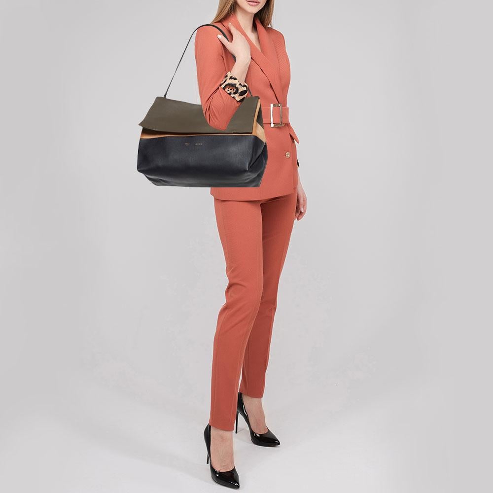 A classic handbag comes with the promise of enduring appeal, boosting your style time and again. This designer bag is one such creation. Itâ€™s a fine purchase.
