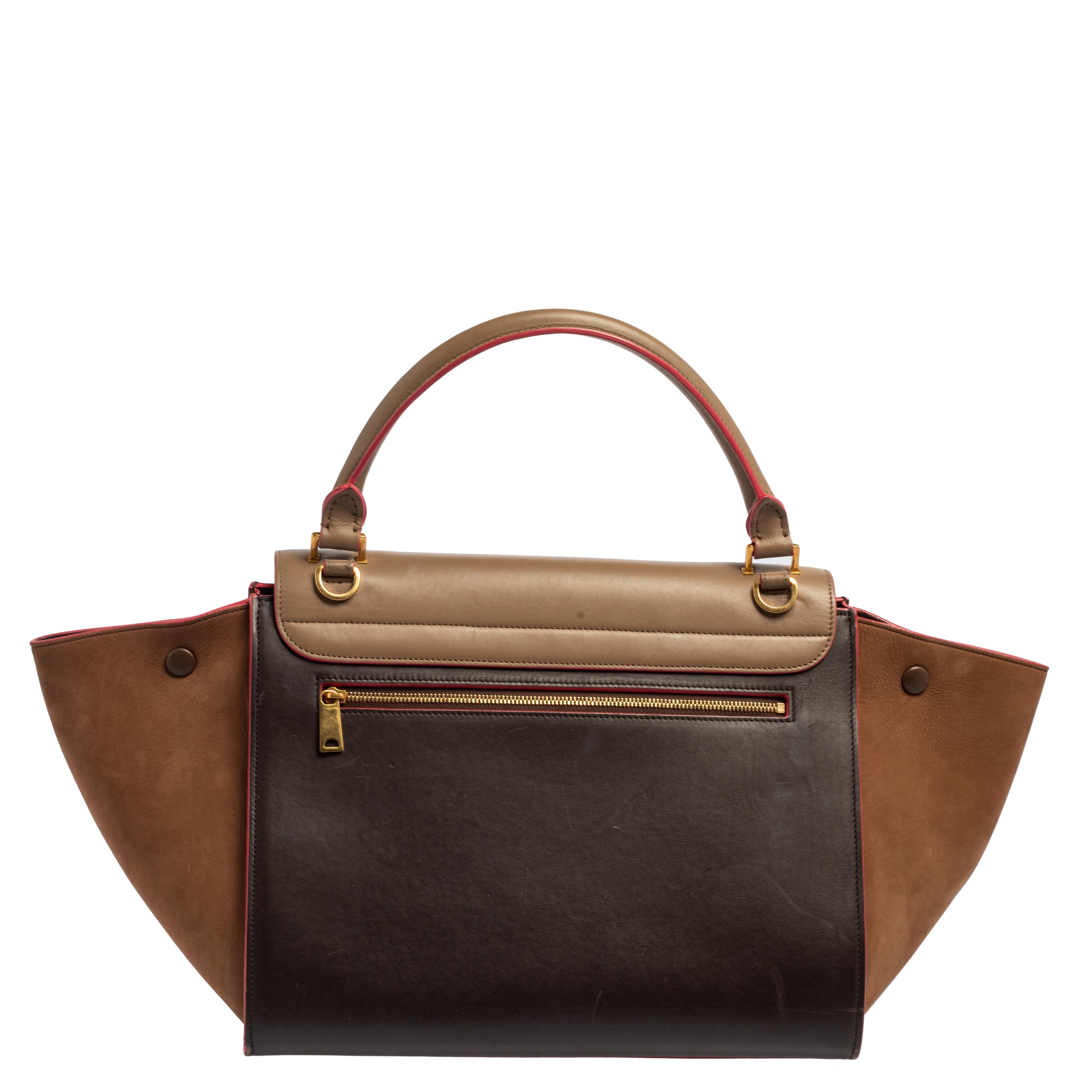 In every stride, swing, and twirl, your audience will gasp in admiration at the beautiful sight of this Celine bag. Crafted from nubuck and leather in Italy, the bag has a style that will catch glances from a mile. It has been designed with the