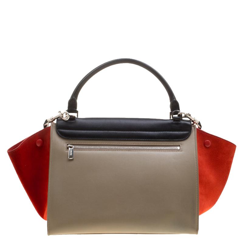 In every stride, swing, and twirl, your audience will gasp in admiration at the beautiful sight of this Celine bag. Crafted from leather in Italy, the bag has a style that will catch glances from a mile. It has been designed with the signature